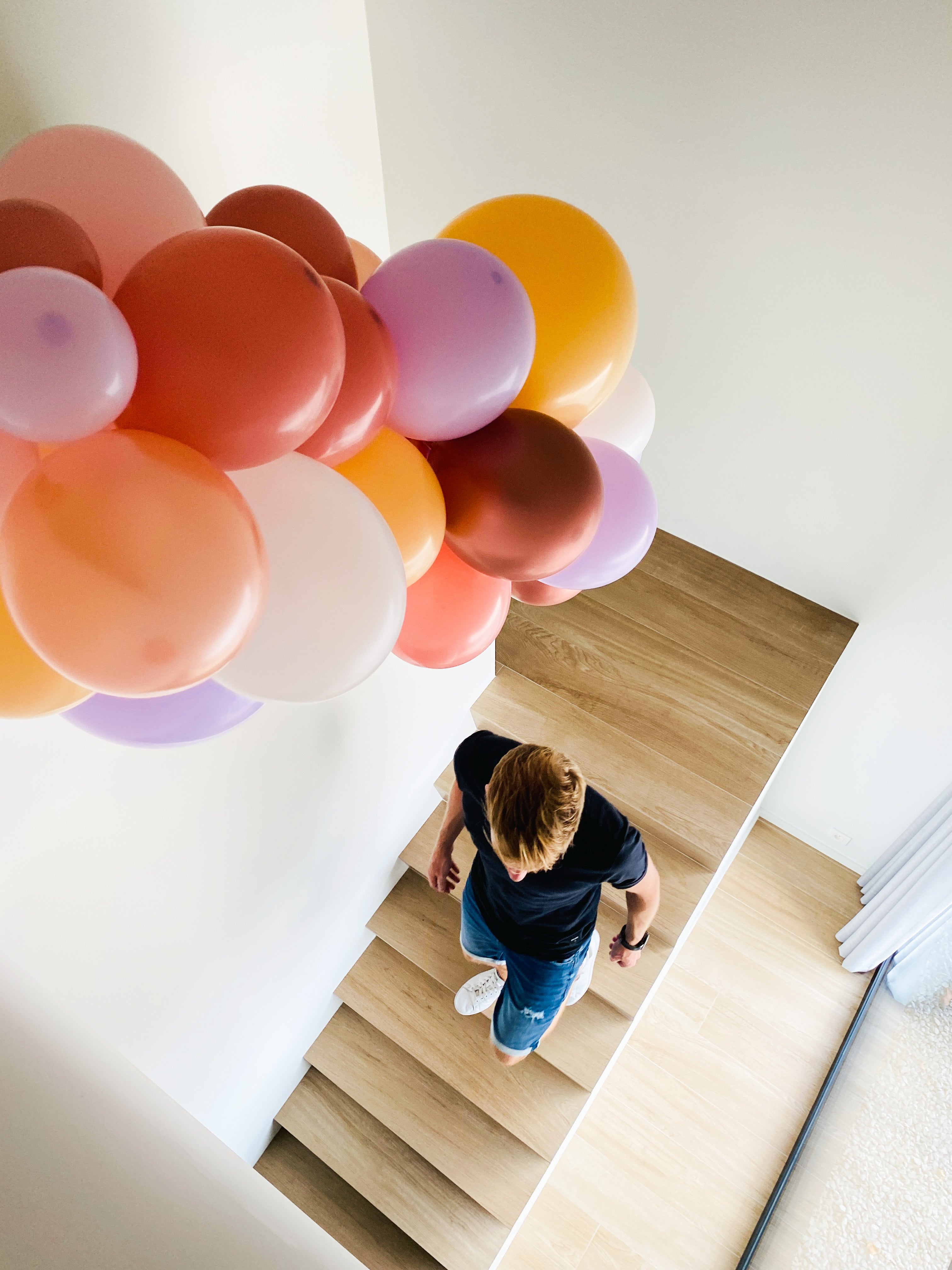 Ballonslinger ballonnenboog oranje blush roze paars wit brons pastel als feestdecoratie