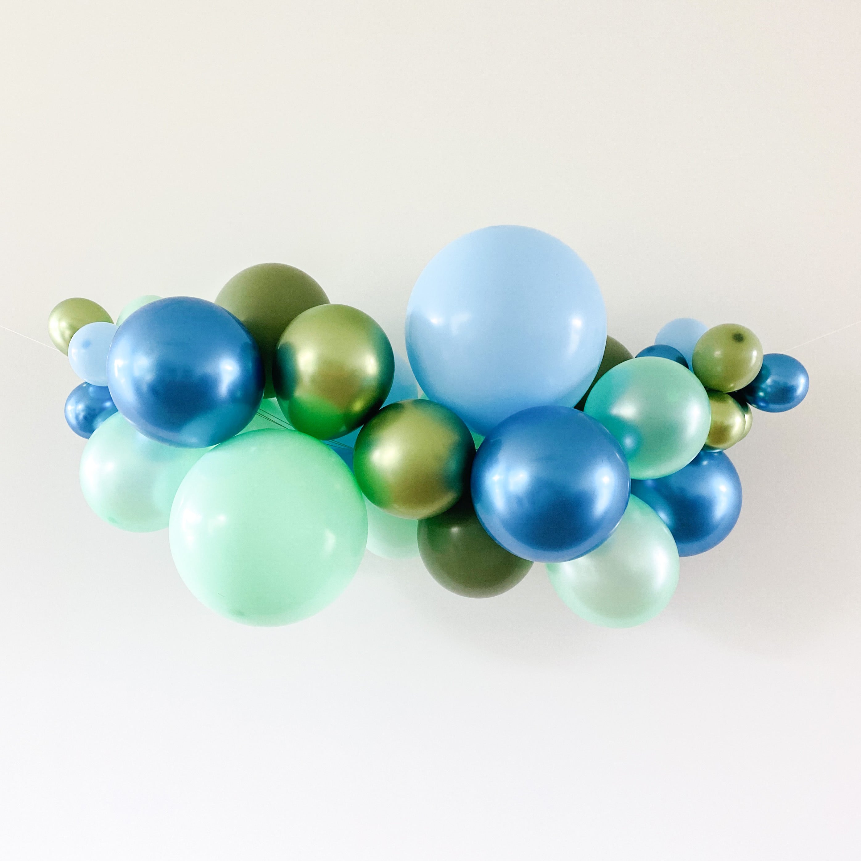 Ballonslinger ballonnenboog groen eucalyptus blauw pastel als feestdecoratie