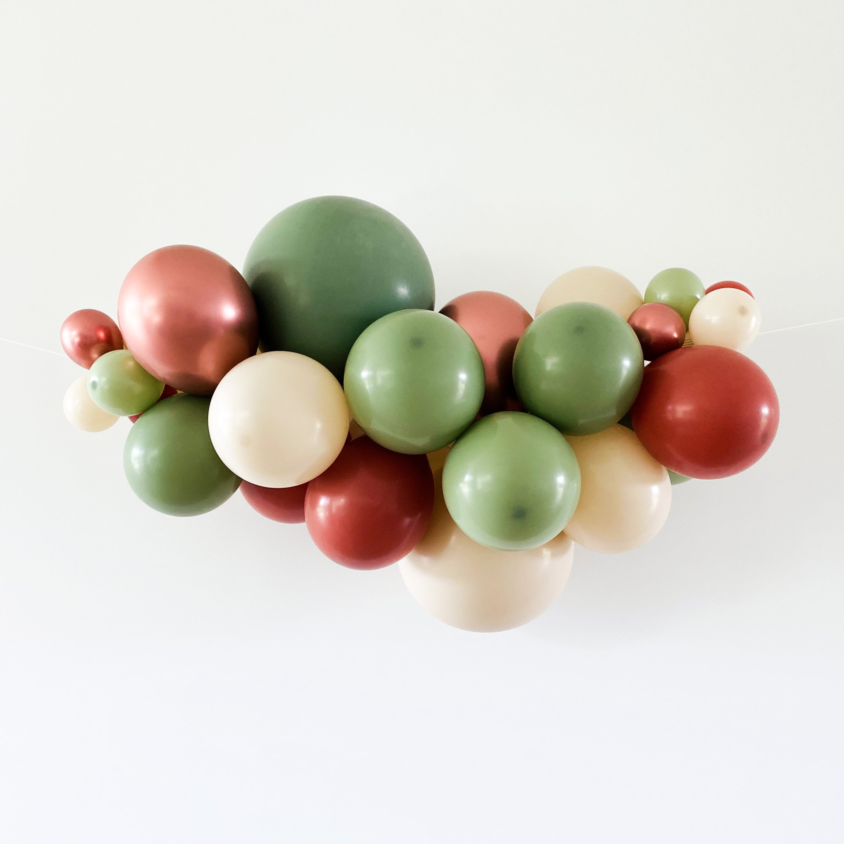 Ballonslinger ballonnenboog zand nude terracotta eucalyptus groen als feestdecoratie