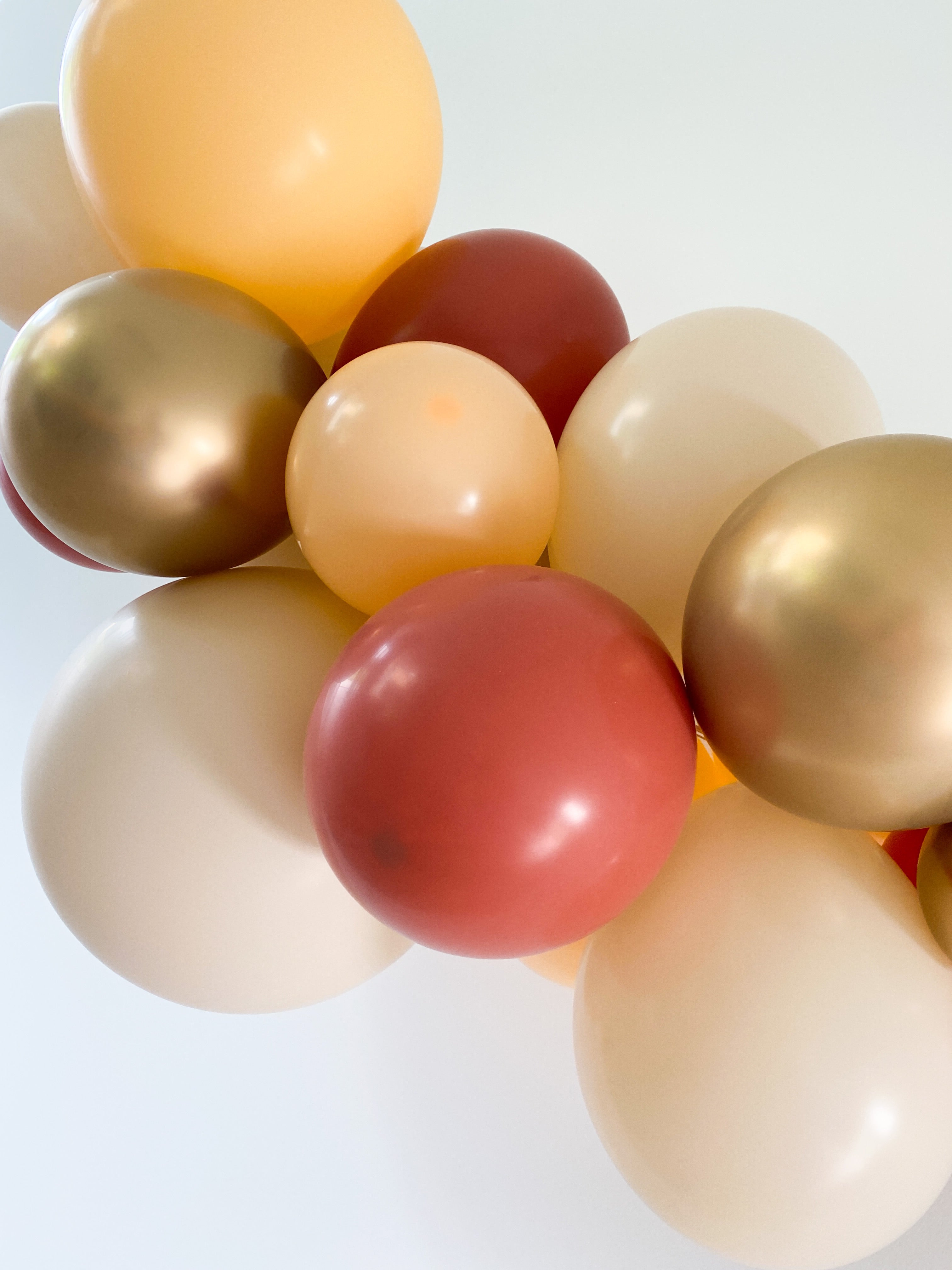 Ballonslinger ballonnenboog terracotta zand nude blush goud als feestdecoratie