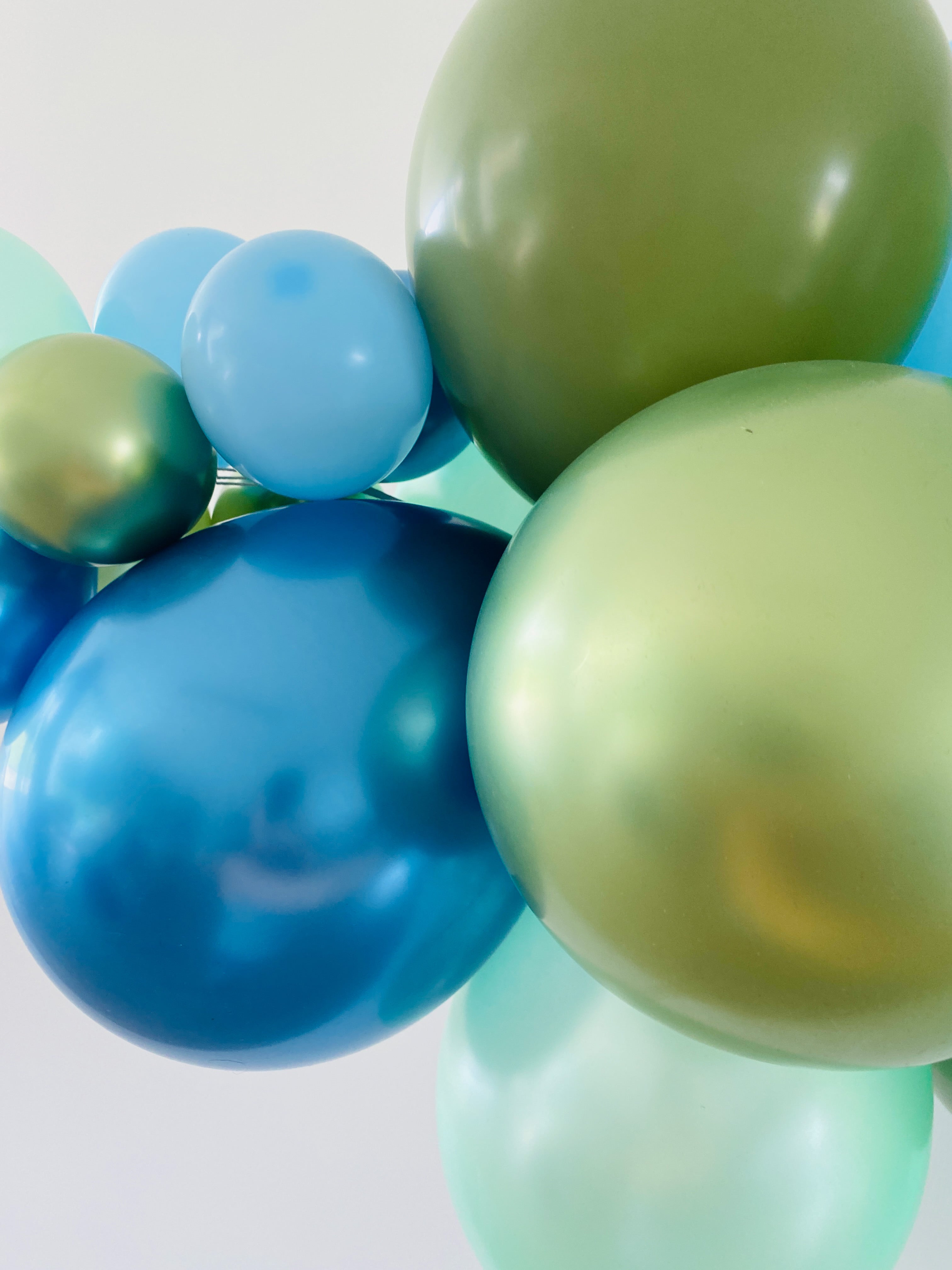 Ballonslinger ballonnenboog groen eucalyptus blauw pastel als feestdecoratie