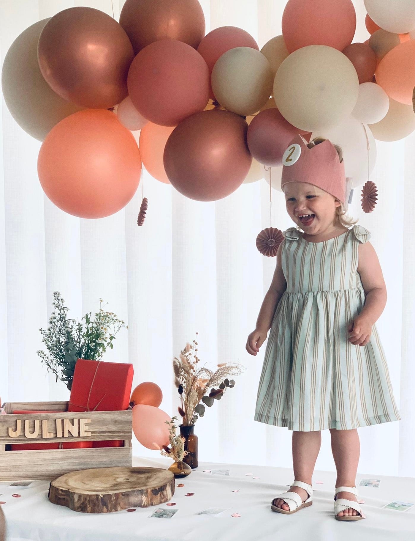 Ballonslinger ballonnenboog roze rosé zand wit brons als feestdecoratie