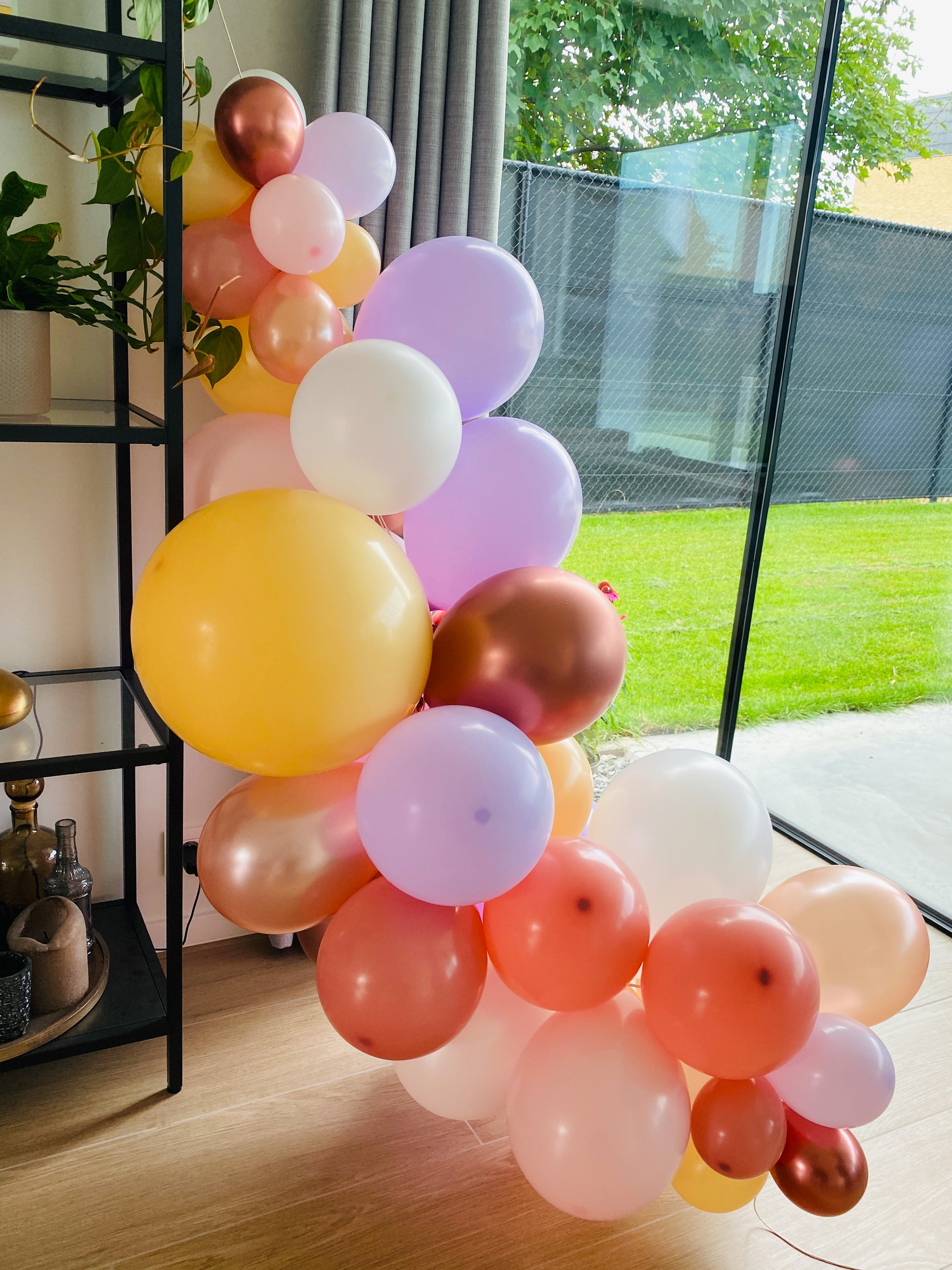 Ballonslinger ballonnenboog oranje blush roze paars wit brons pastel als feestdecoratie