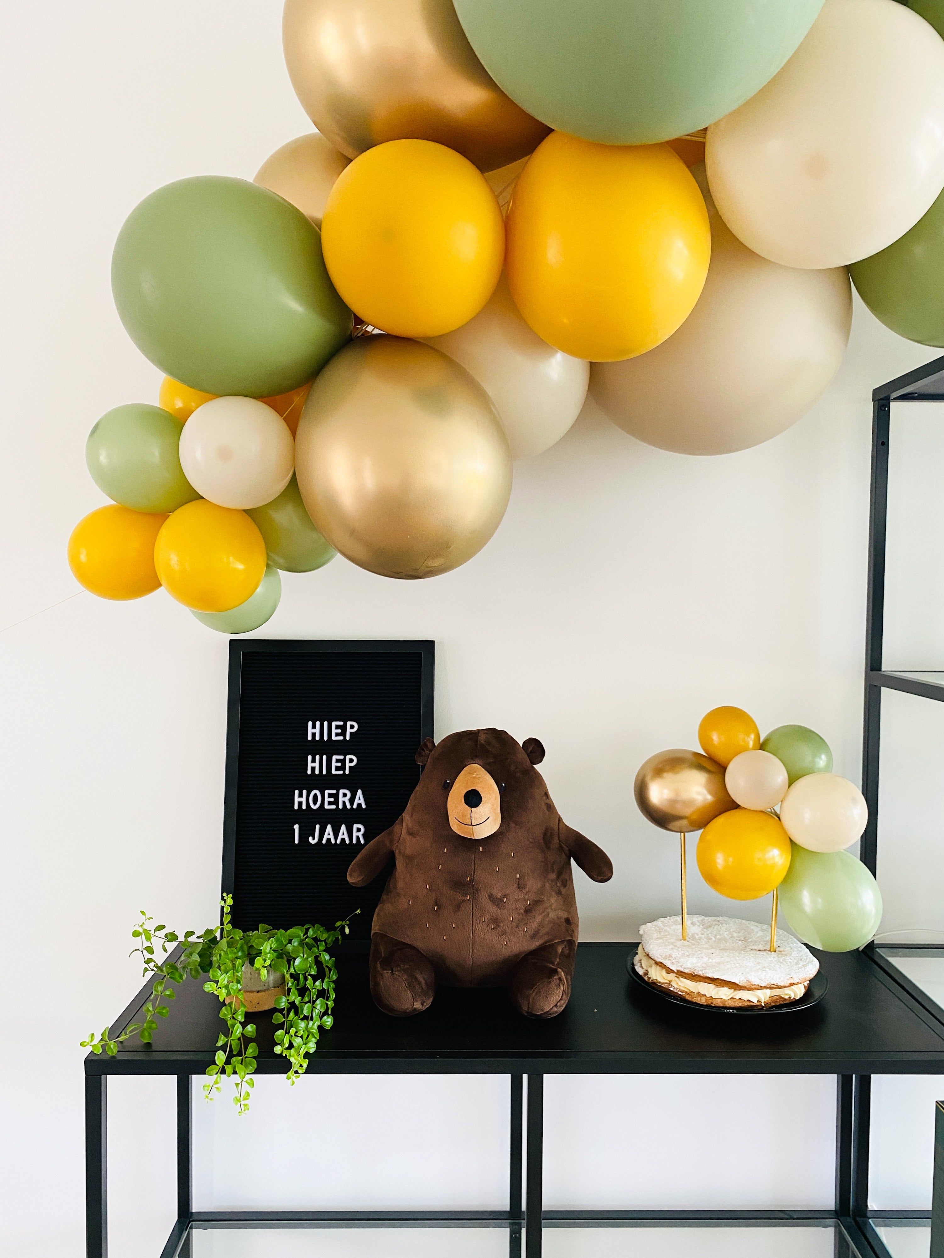 Taart topper mini ballonslinger 'Mustard Eucalyptus'