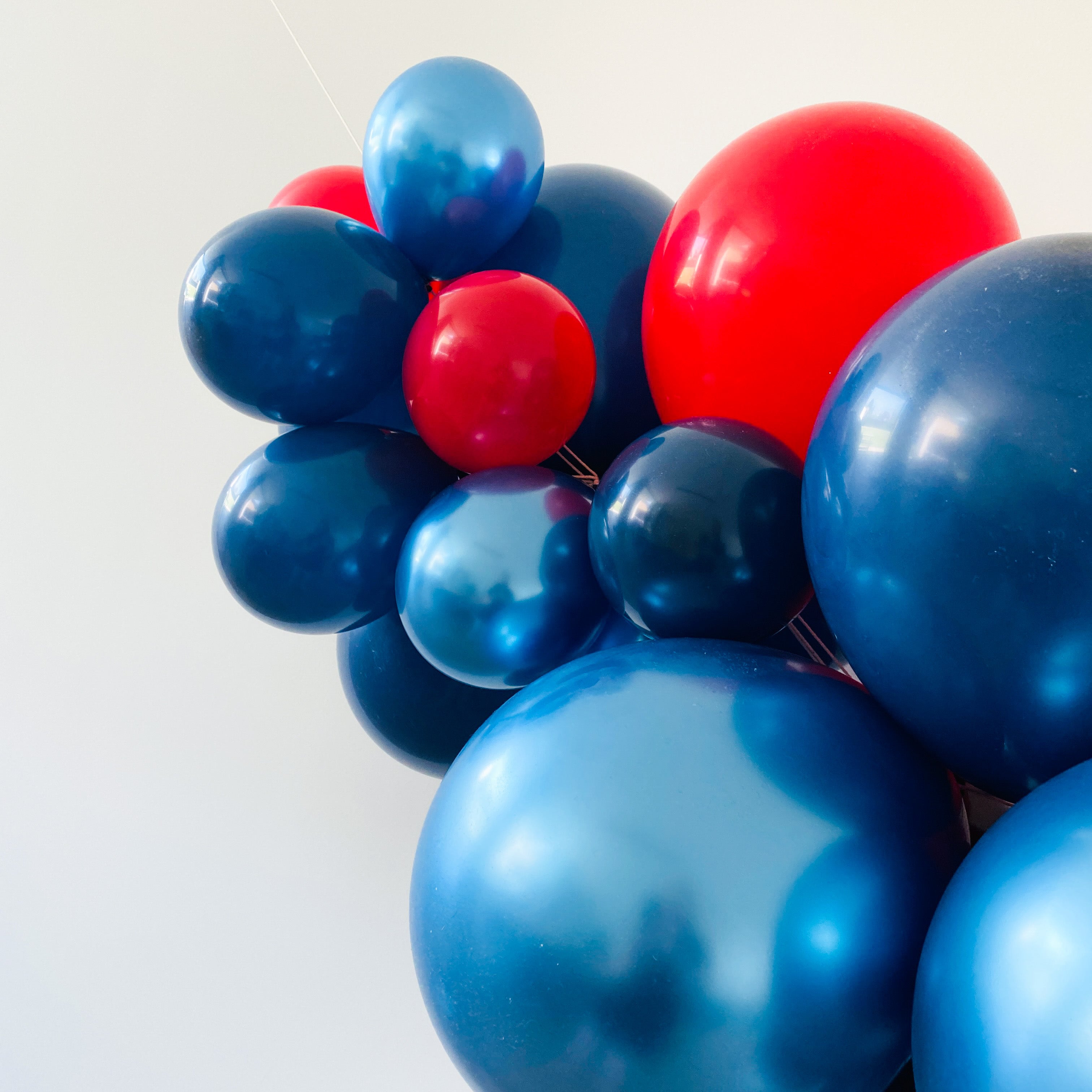 Ballonslinger ballonnenboog rood blauw metallic als feestdecoratie verjaardag spiderman superhero superhelden