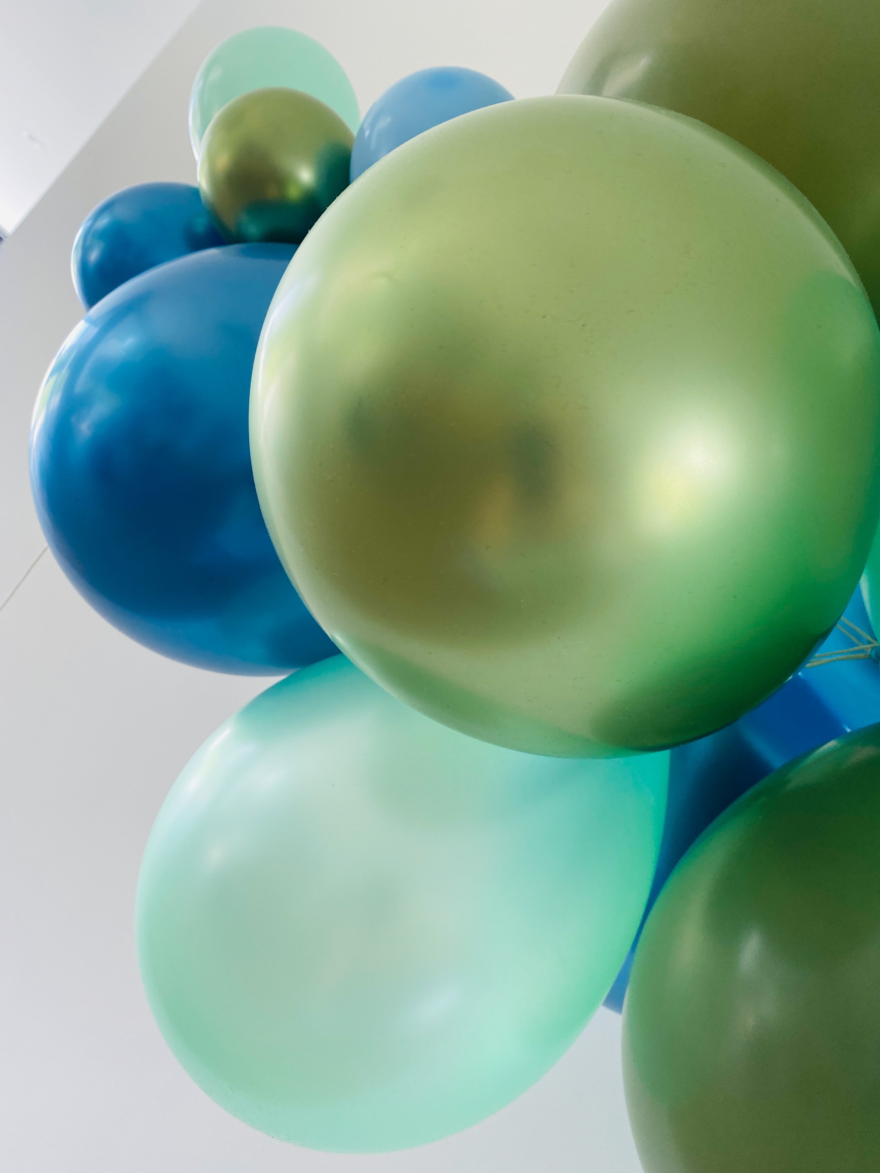 Ballonslinger ballonnenboog groen eucalyptus blauw pastel als feestdecoratie