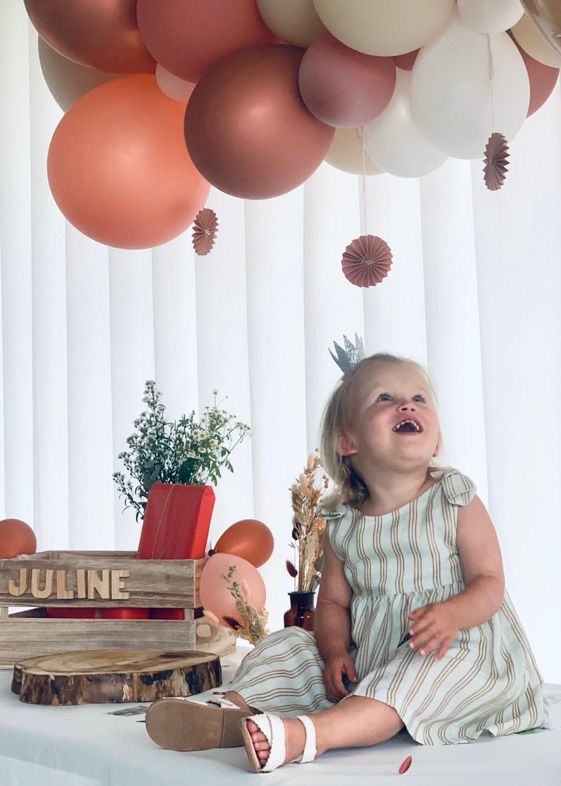 Ballonslinger ballonnenboog roze rosé zand wit brons als feestdecoratie