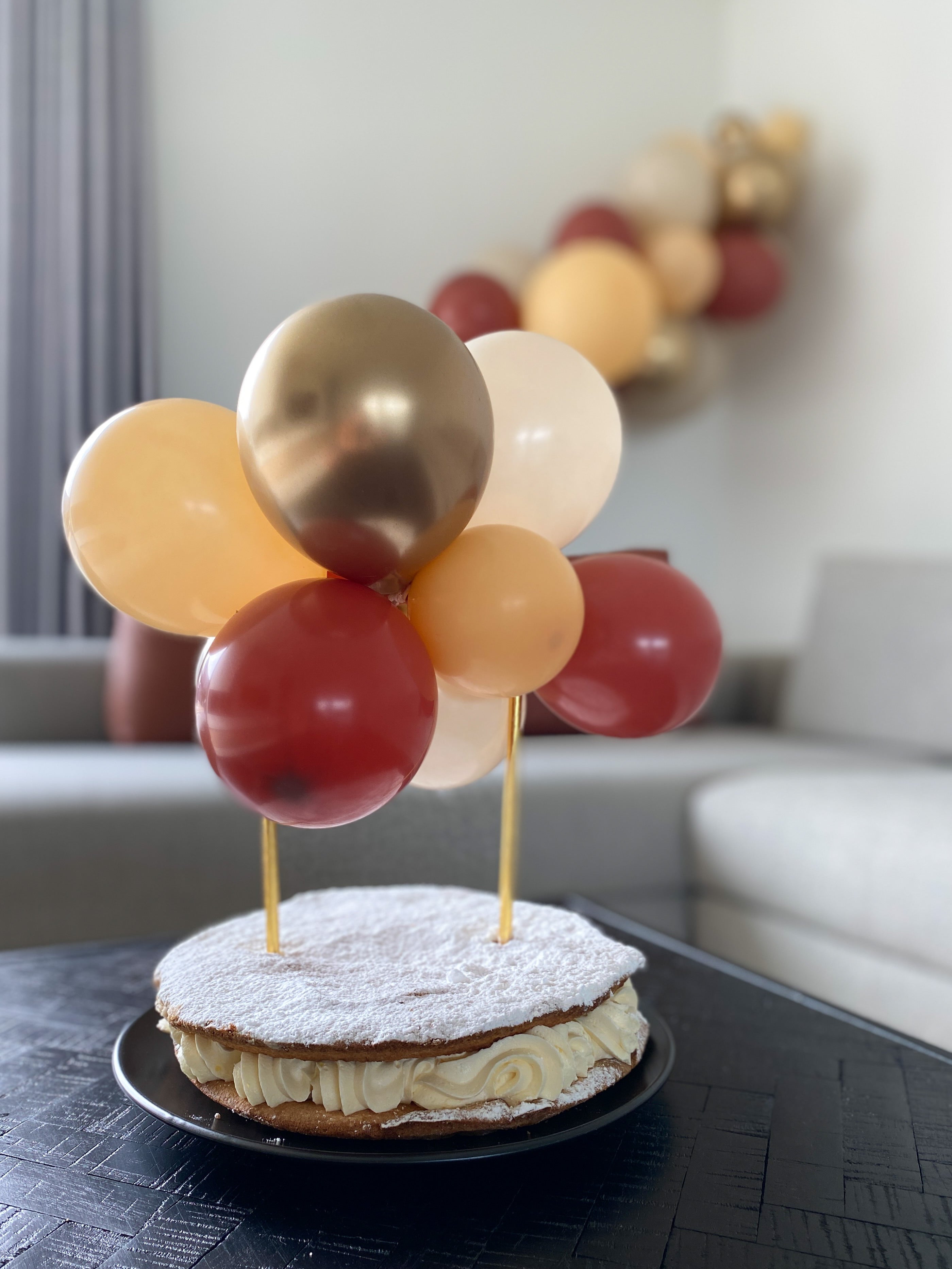 Ballonslinger ballonnenboog terracotta zand nude blush goud als feestdecoratie