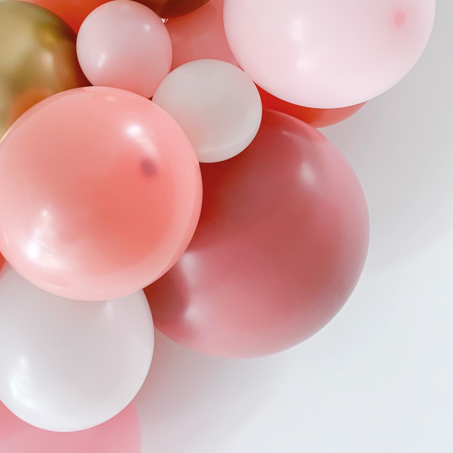 Ballonslinger ballonnenboog roze goud wit als feestdecoratie baby