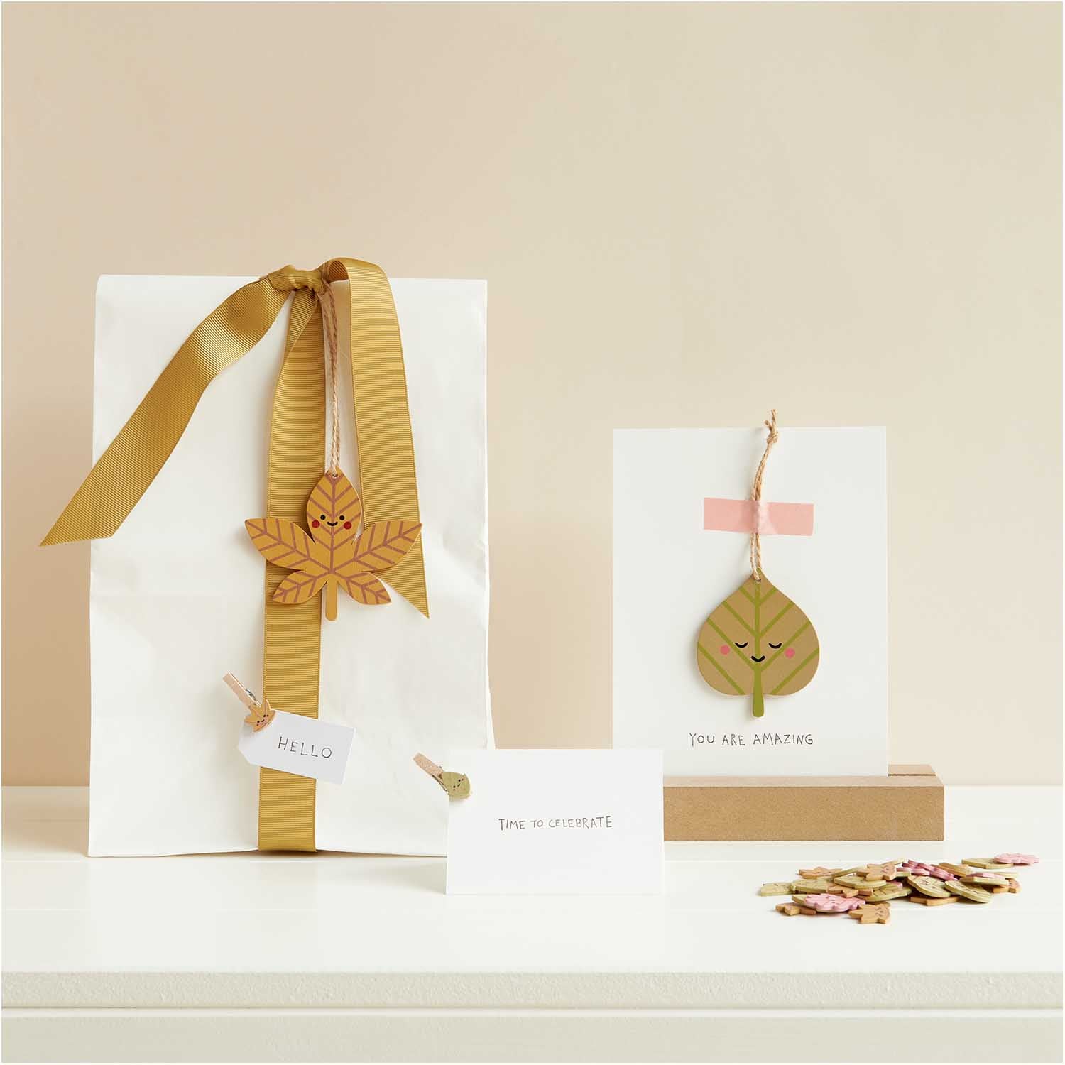 gekleurde bladeren confetti decoratie