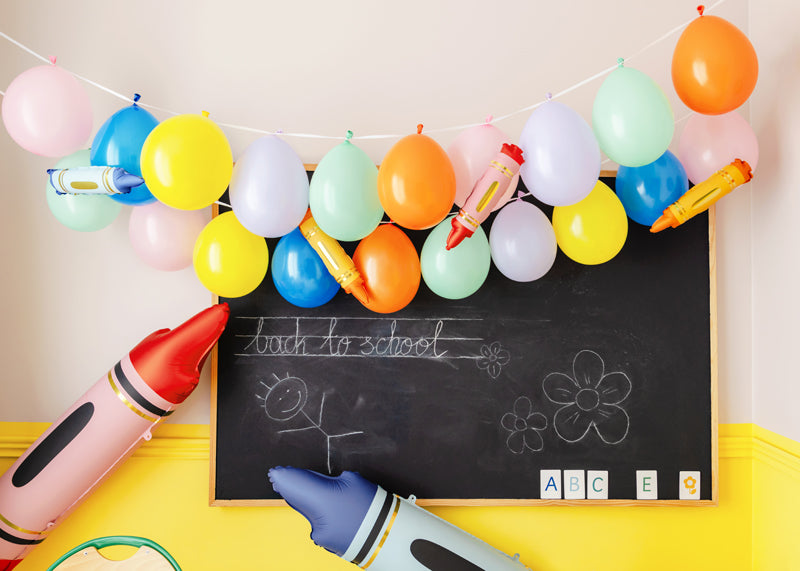 follieballon feest deco decoratie tekenen knutselen crayon waskrijtje rood blauw geel school back to school klasdeco klasdecoratie juf juffrouw meester