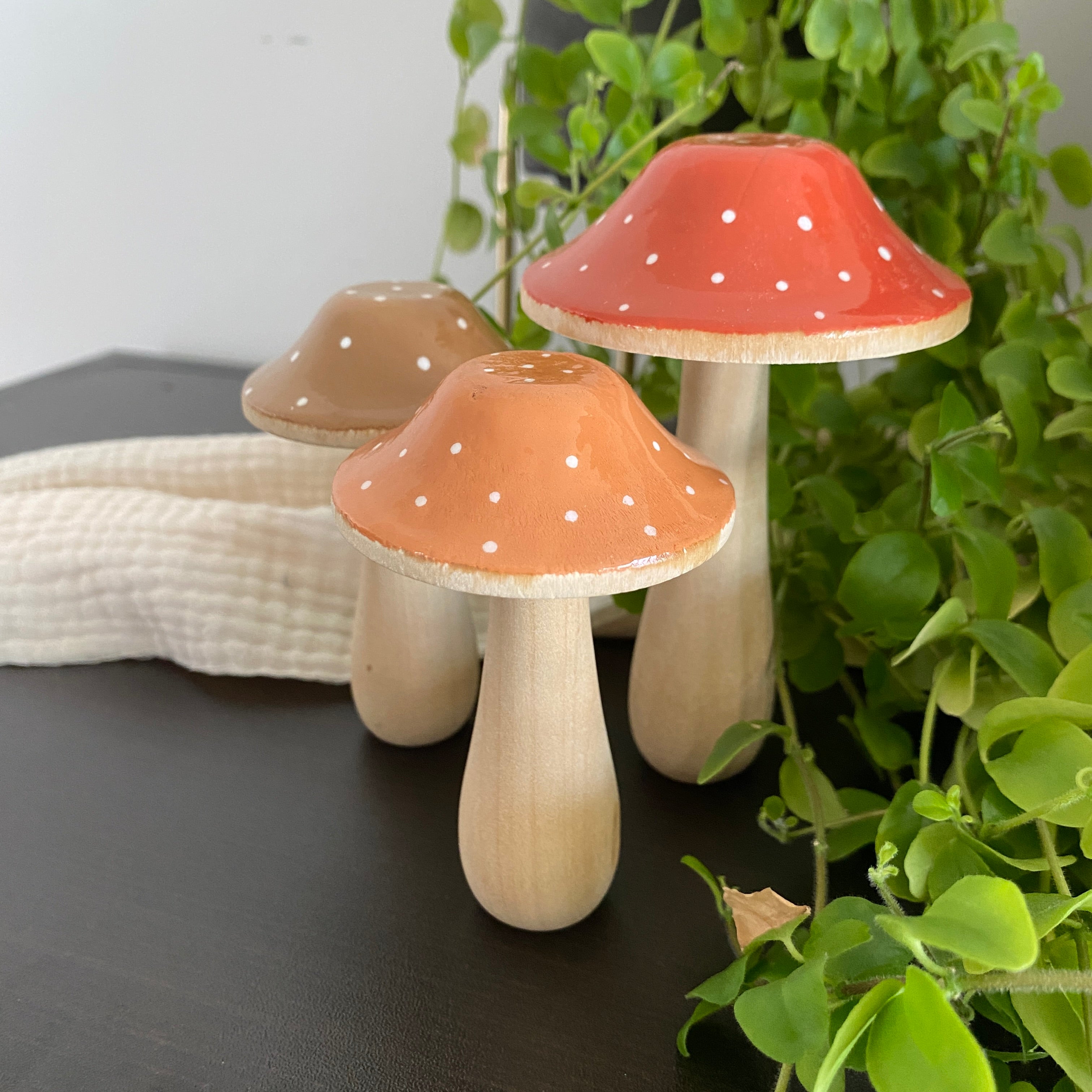 Paddenstoel hout, oranje met witte stippen - 9cm