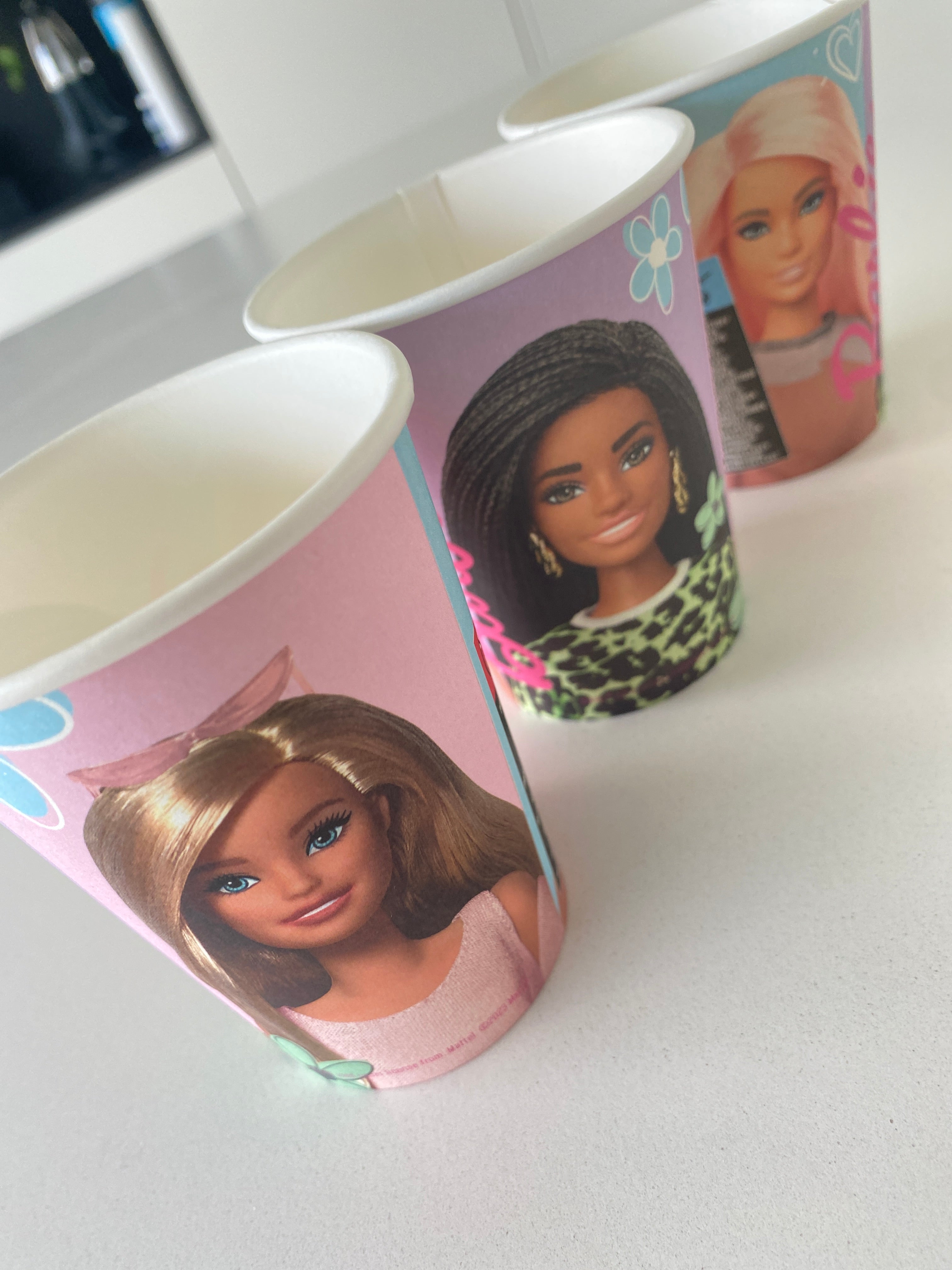 Barbie bekers met 3 Barbies afgebeeld op ieder bekertje - 8 stuks