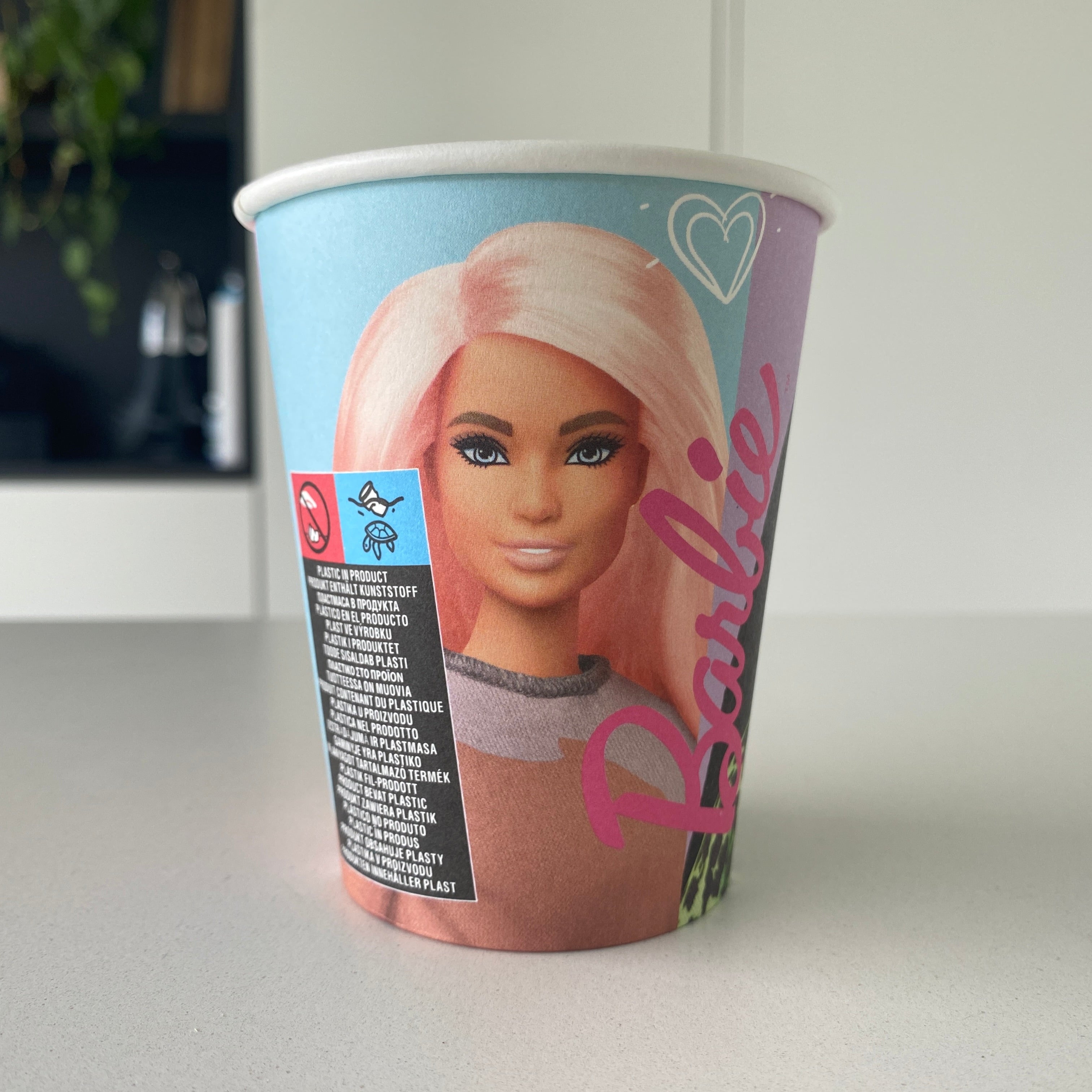 Barbie bekers met 3 Barbies afgebeeld op ieder bekertje - 8 stuks