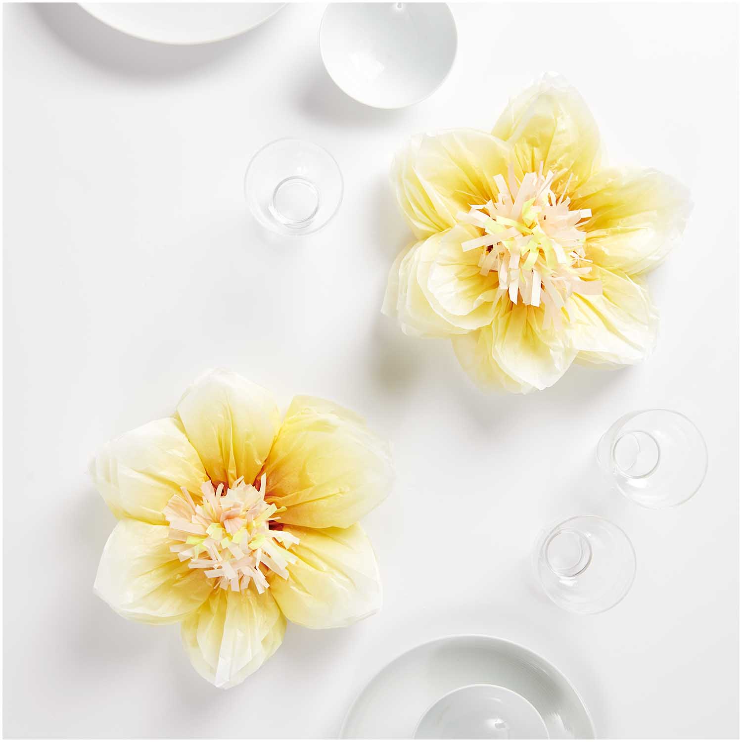 papieren bloemen tissue papier narcissen deco geel fest deco decoratie verjaardag pasen lente lentefeest communie