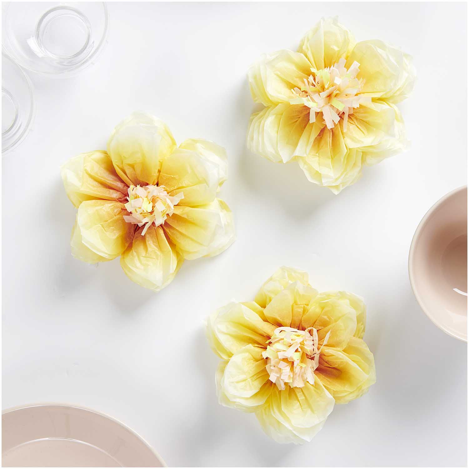 papieren bloemen tissue papier narcissen deco geel fest deco decoratie verjaardag pasen lente lentefeest communie