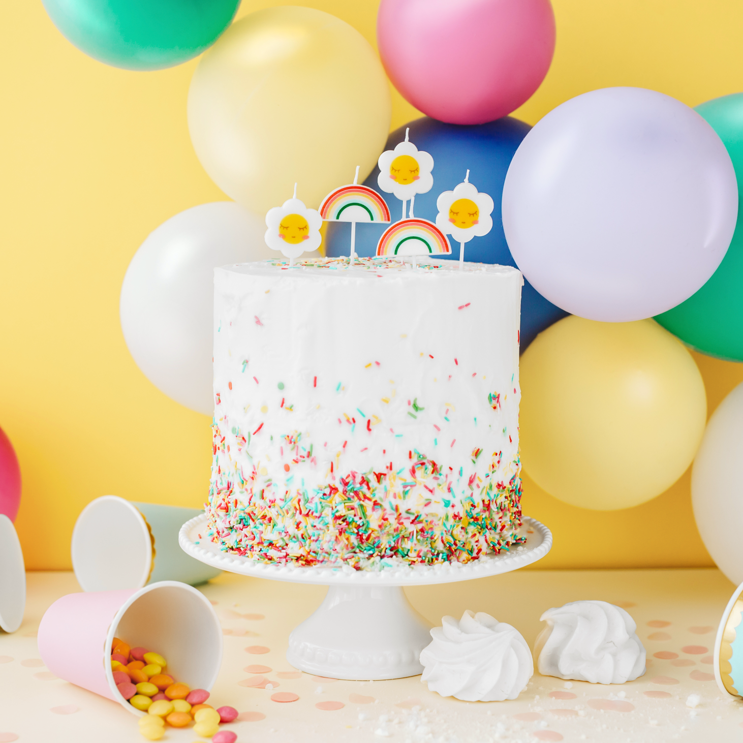 kaarsen bloemen en regenbogen feest deco decoratie verjaardag lente zomer kleurrijk