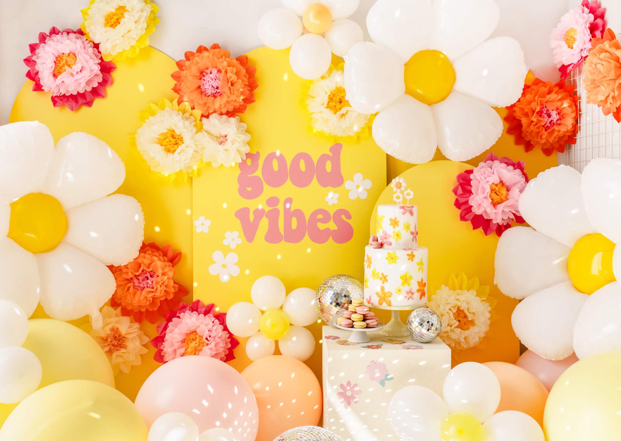 kaarsen bloemen en regenbogen feest deco decoratie verjaardag lente zomer kleurrijk