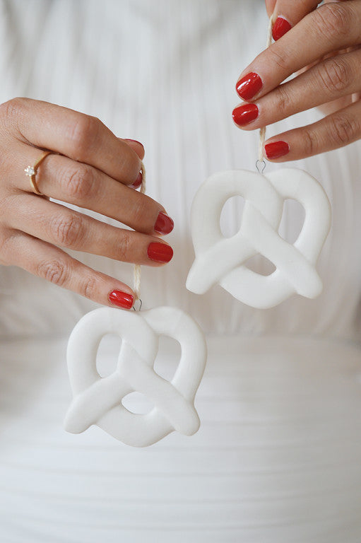 Wit pretzel ornament voor in de Kerstboom 1 stuk - 7cm