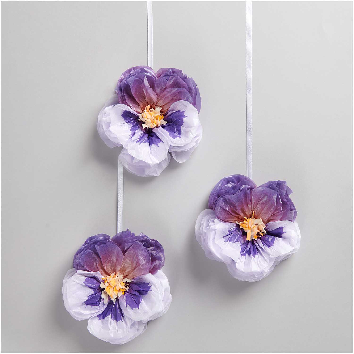 Tissue papieren bloemen viooltjes deco decoratie feest verjaardag communie lentefeest lente zomer floraal