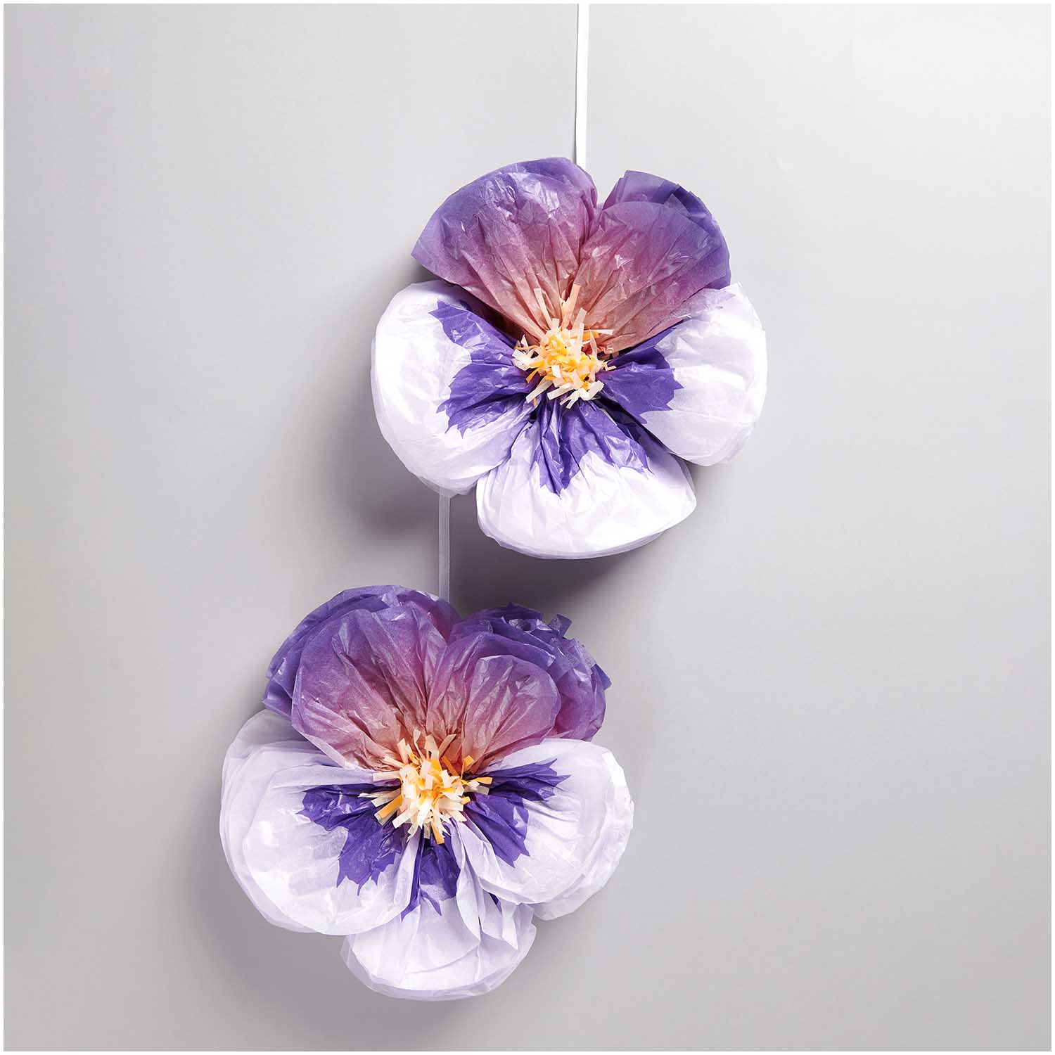 Tissue papieren bloemen viooltjes deco decoratie feest verjaardag communie lentefeest lente zomer floraal