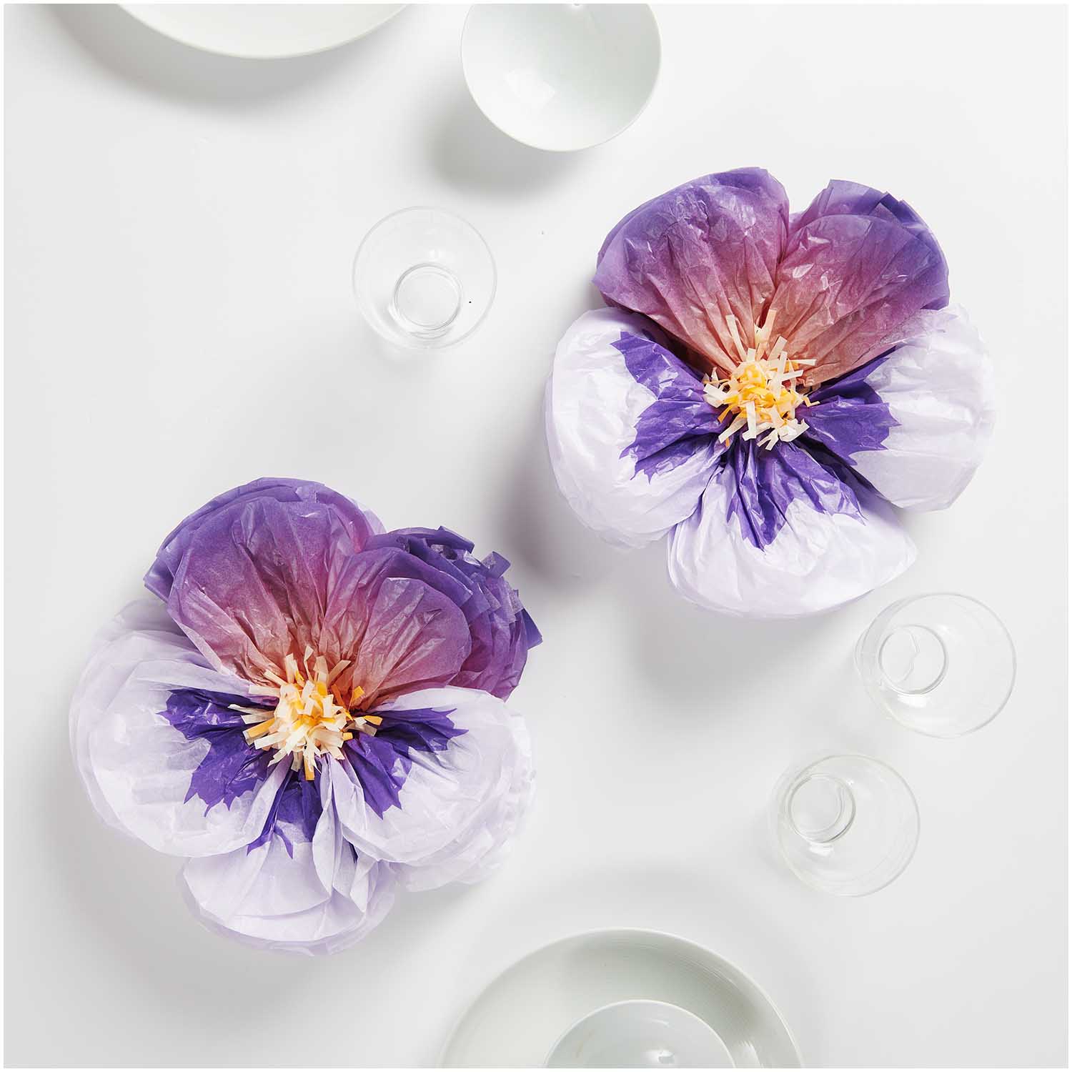 Tissue papieren bloemen viooltjes deco decoratie feest verjaardag communie lentefeest lente zomer floraal