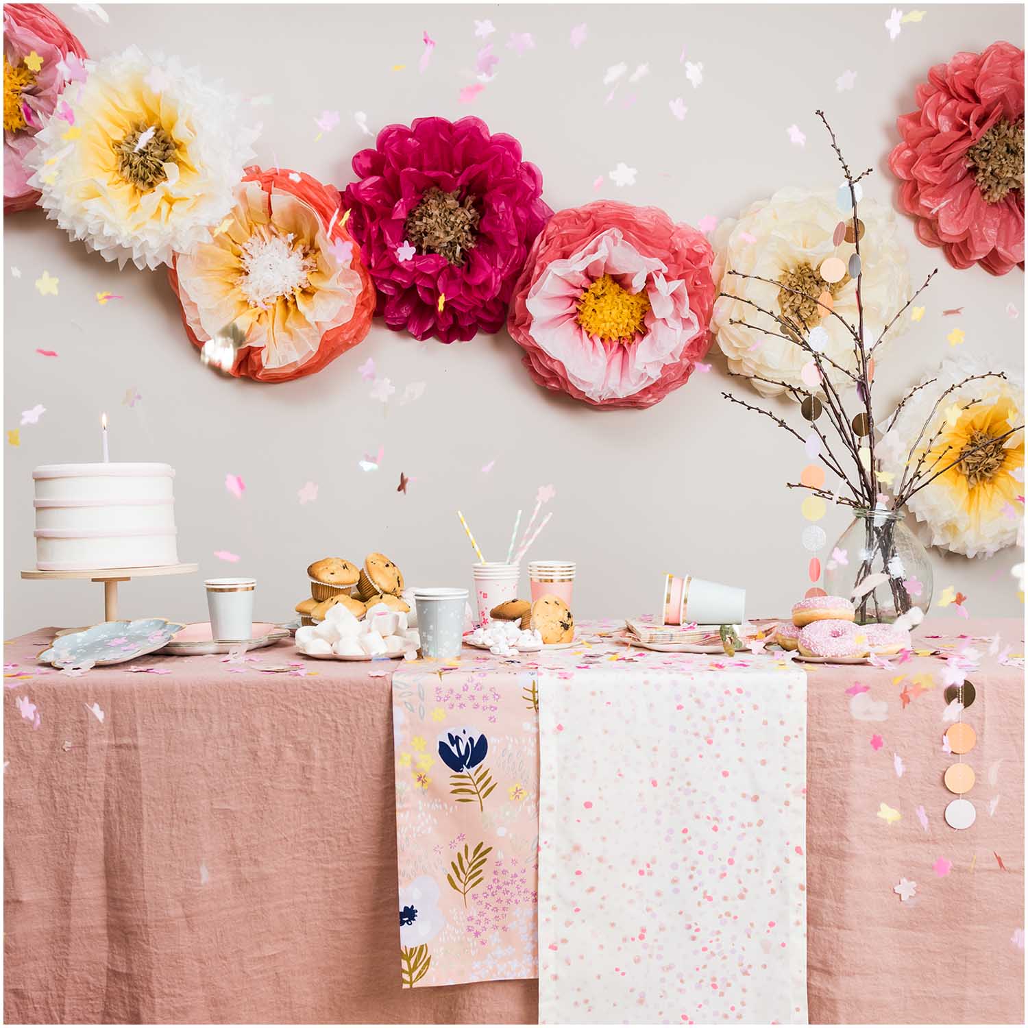 Tissue papier bloemen roze en geel (Ø 45cm)