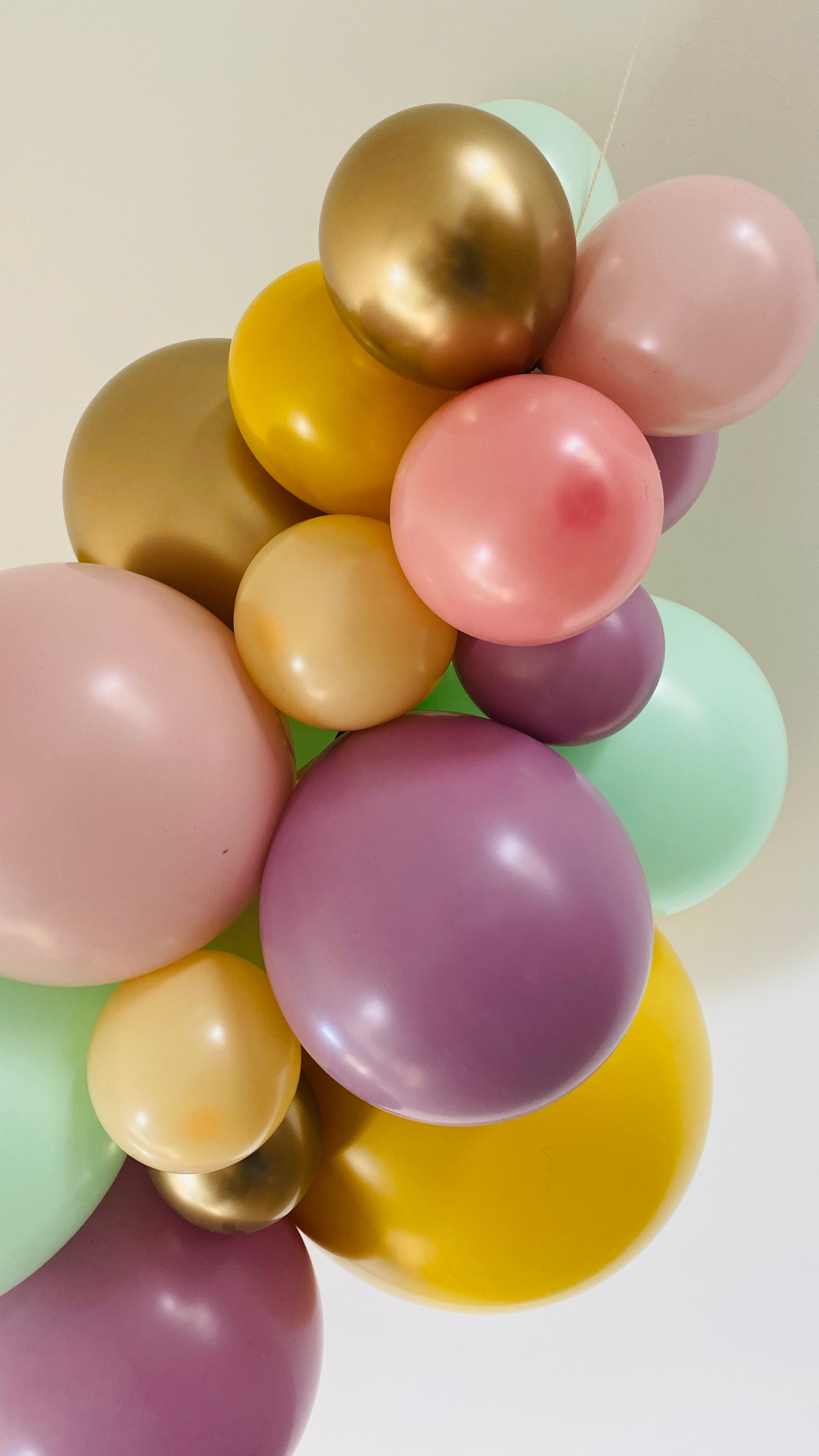 Ballonslinger ballonnenboog soft oud roze paars oker geel mosterd blush pastel groen goud verjaardag