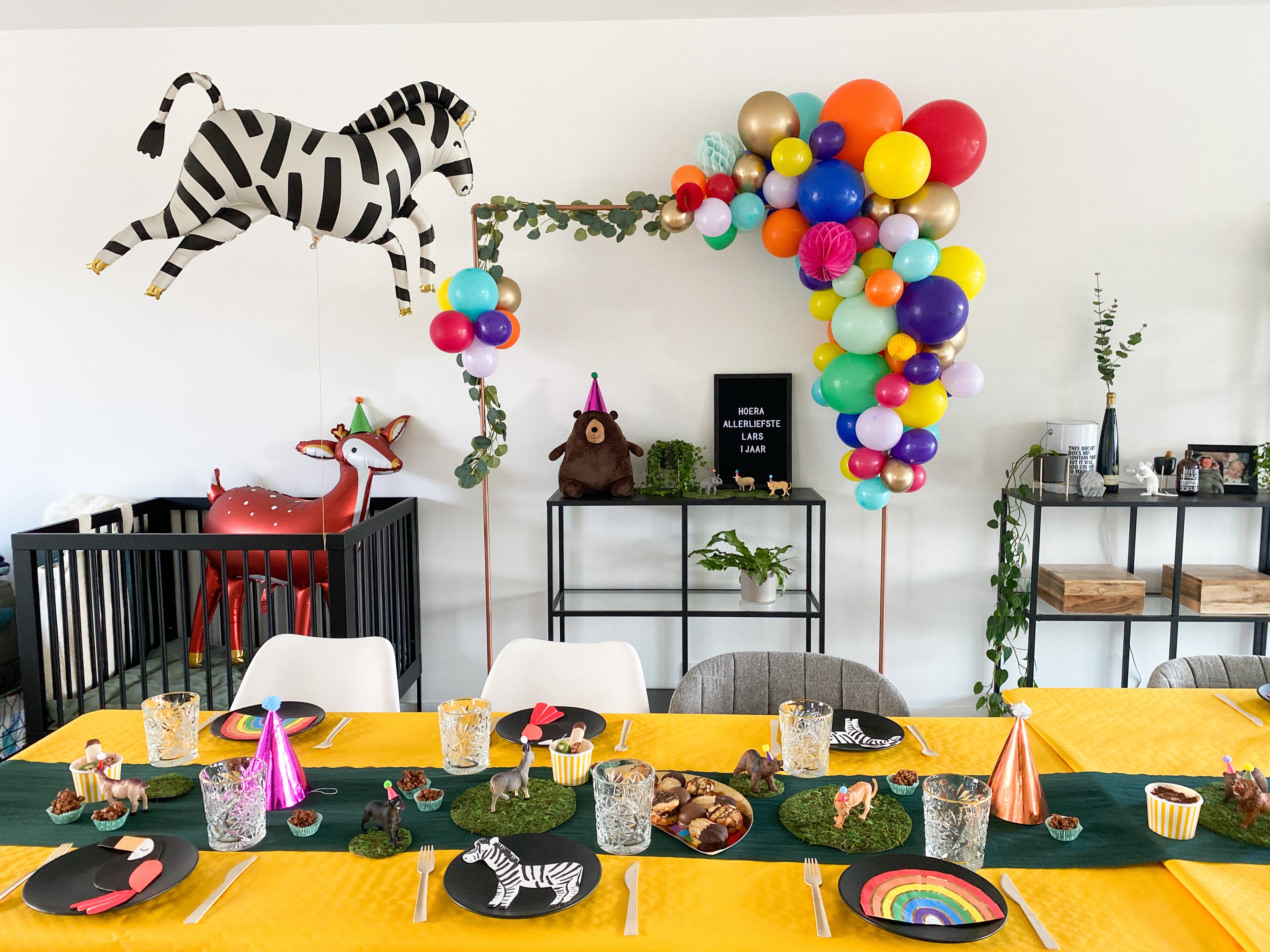 Ballonslinger kleurrijk regenboog felle kleuren ballonnen feest deco verjaardag
