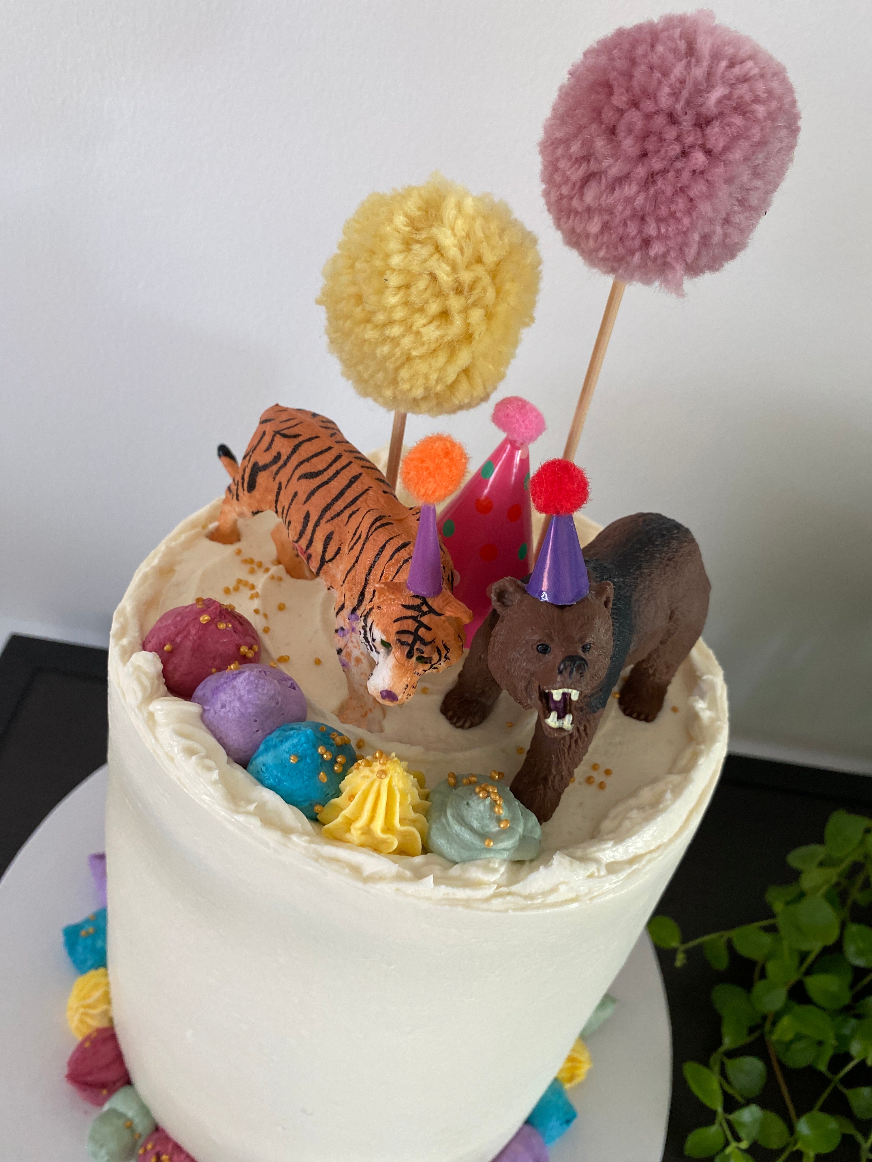 Pompons pastel kleurrijk regenboog party animals feest hoedje verjaardag