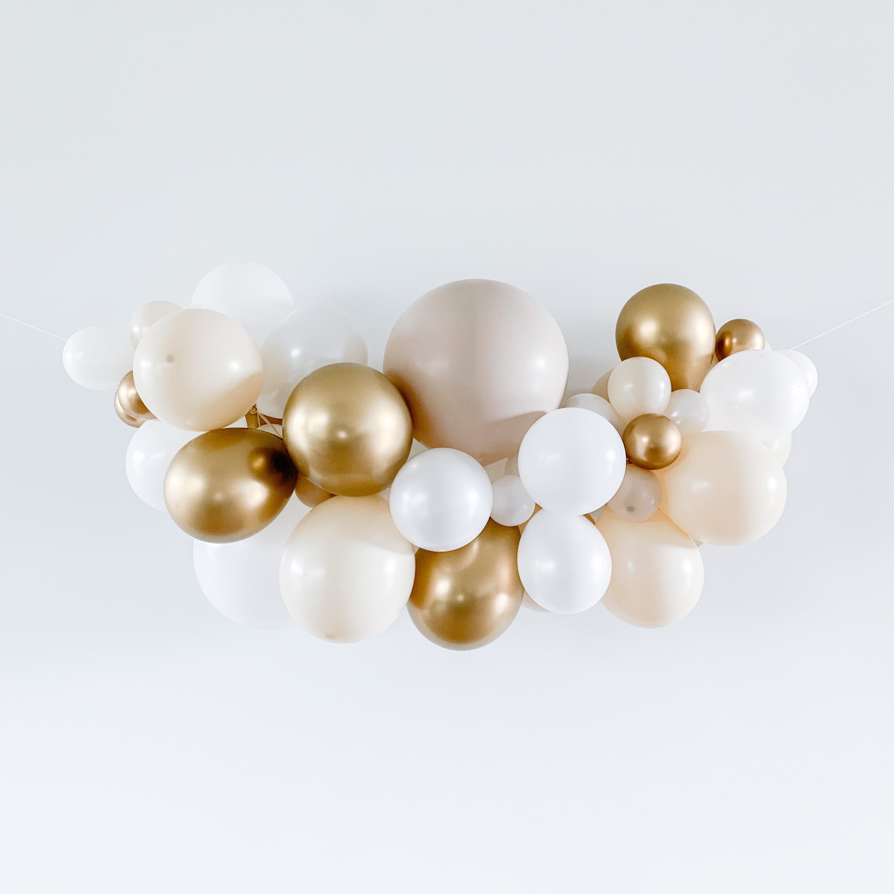 Ballonslinger ballonnenboog zand beige nude goud wit als feestdecoratie