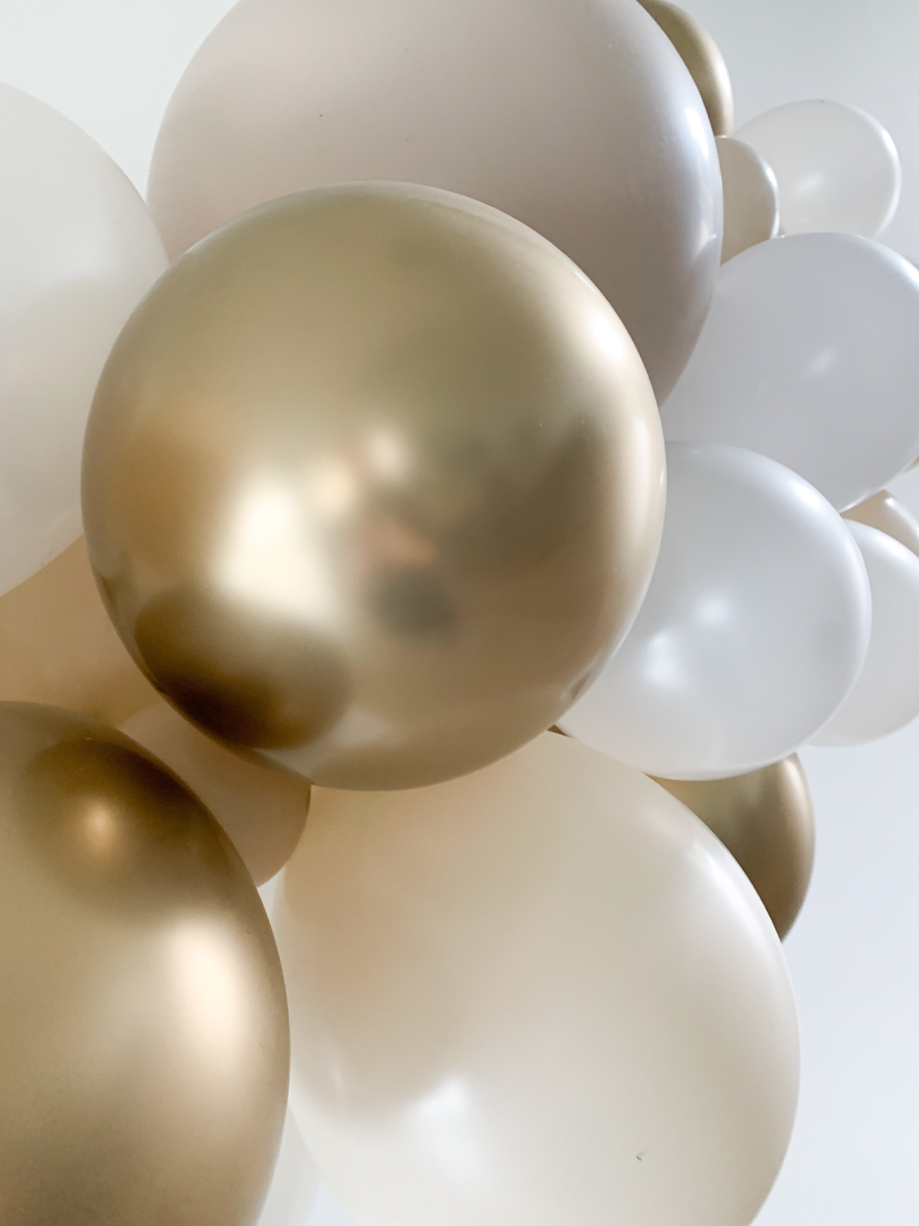 Ballonslinger ballonnenboog zand beige nude goud wit als feestdecoratie