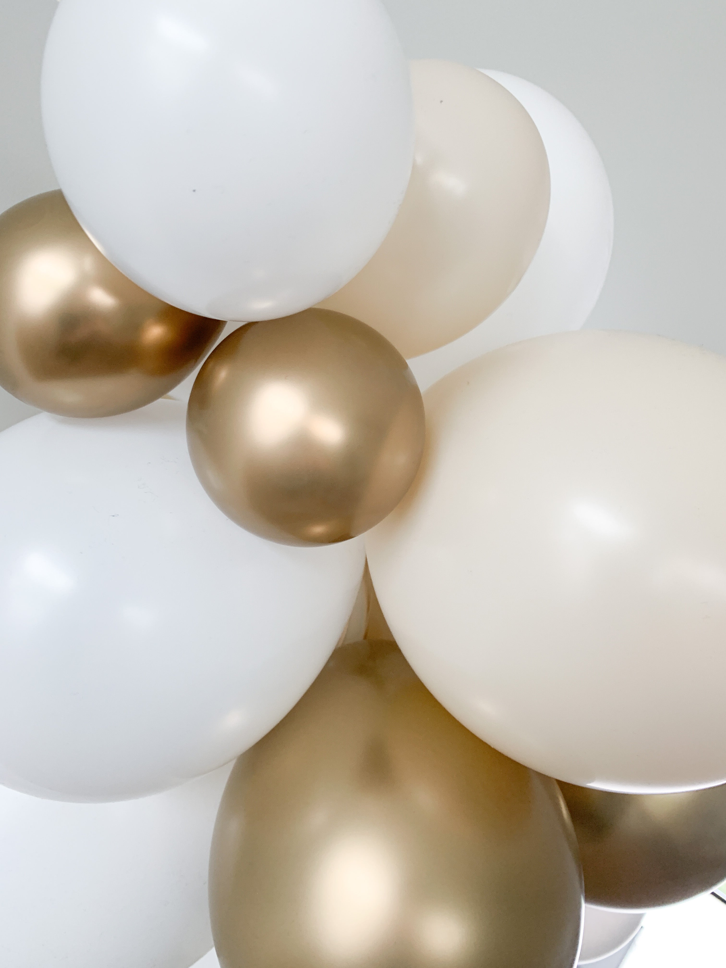 Ballonslinger ballonnenboog zand beige nude goud wit als feestdecoratie