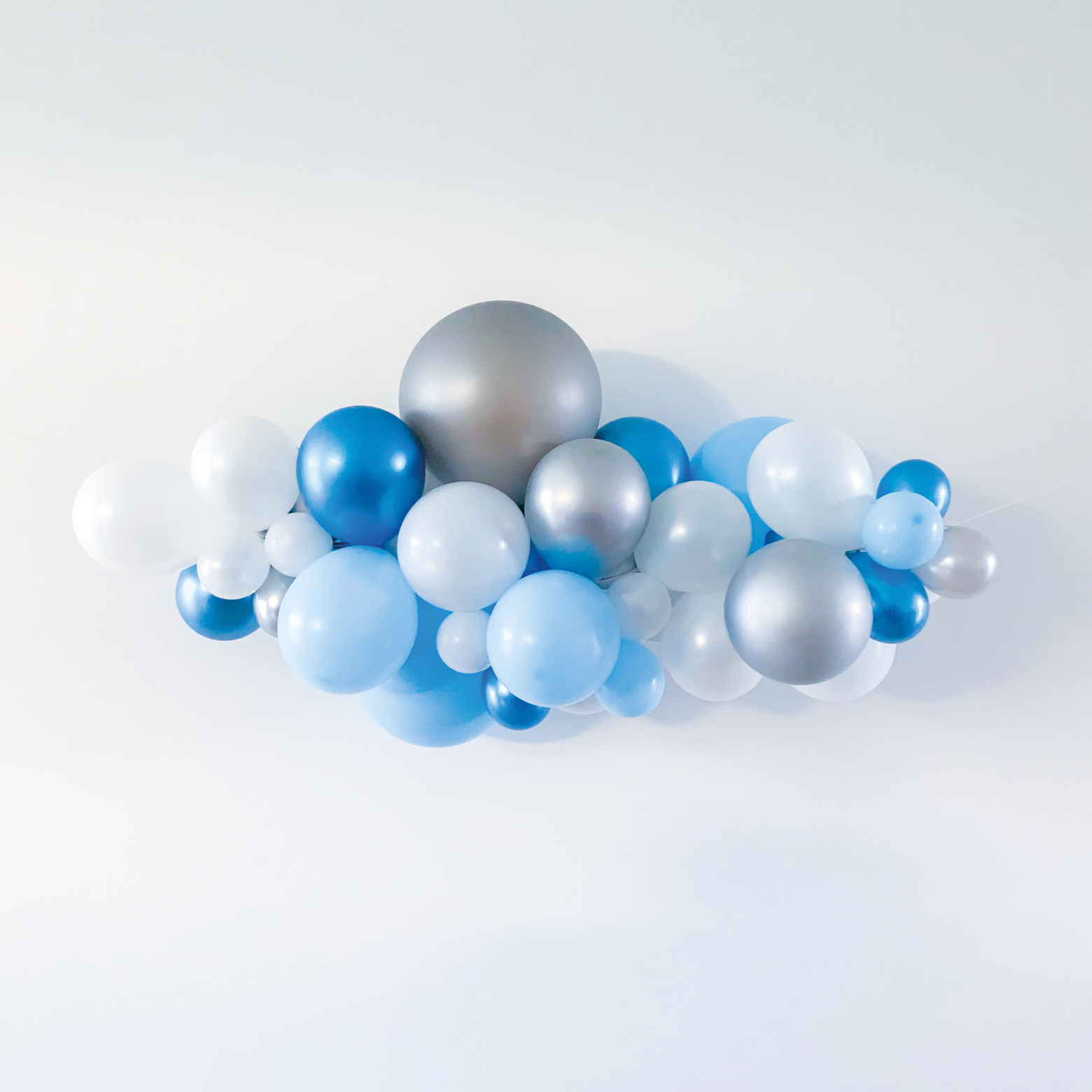 Ballonslinger ballonnenboog blauw zilver wit als feestdecoratie baby