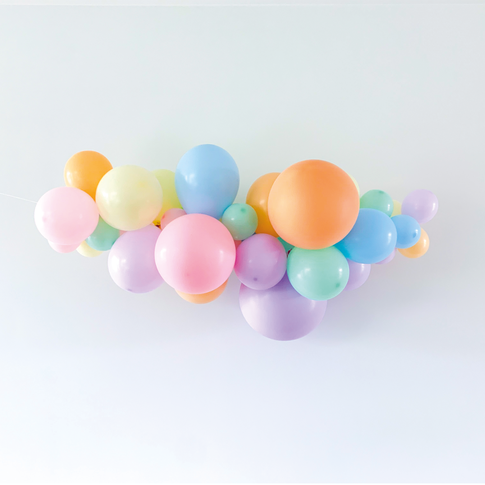 Ballonslinger ballonnenboog pastel kleuren regenboog als feestdecoratie