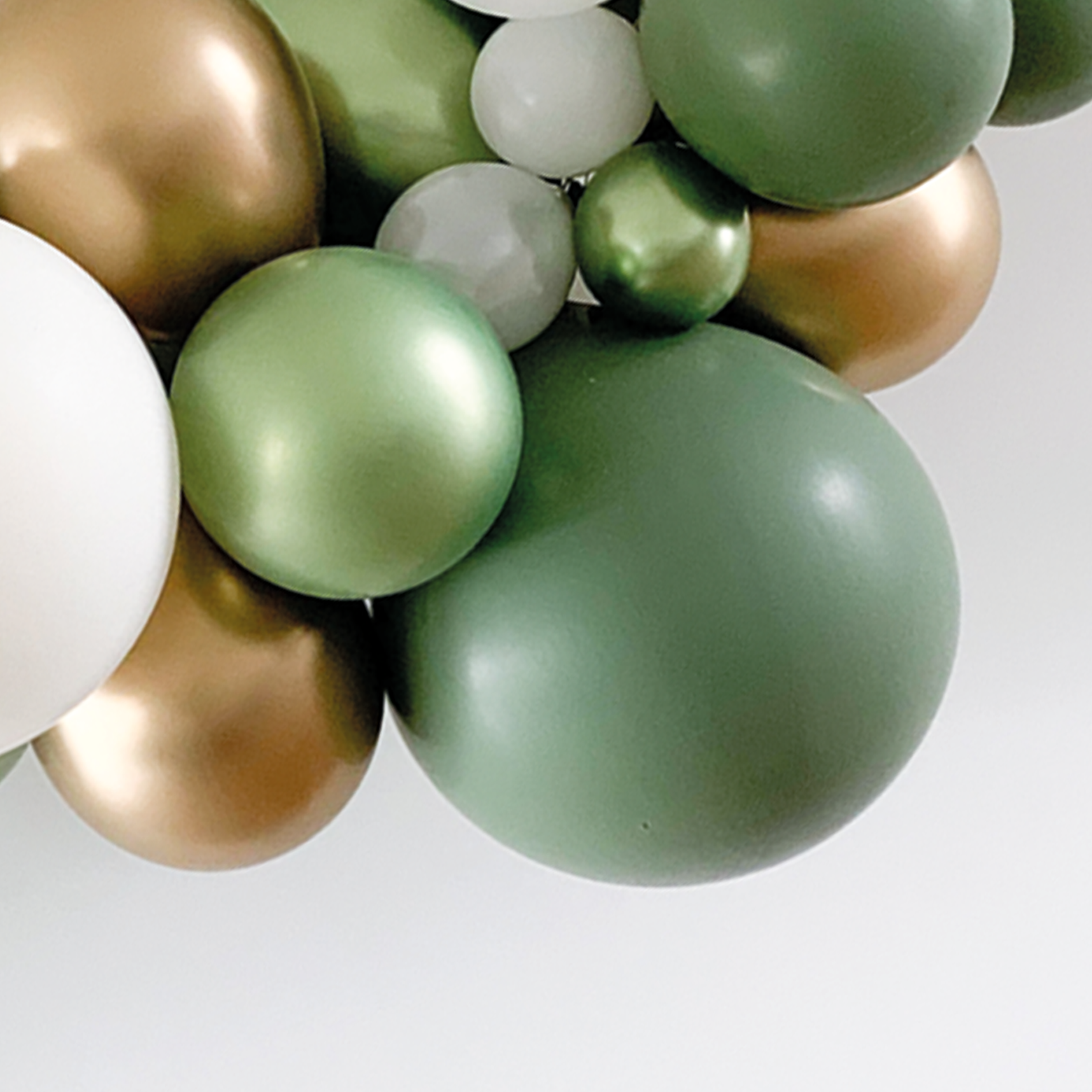 Ballonslinger ballonnenboog eucalyptus olijf groen goud wit als feestdecoratie