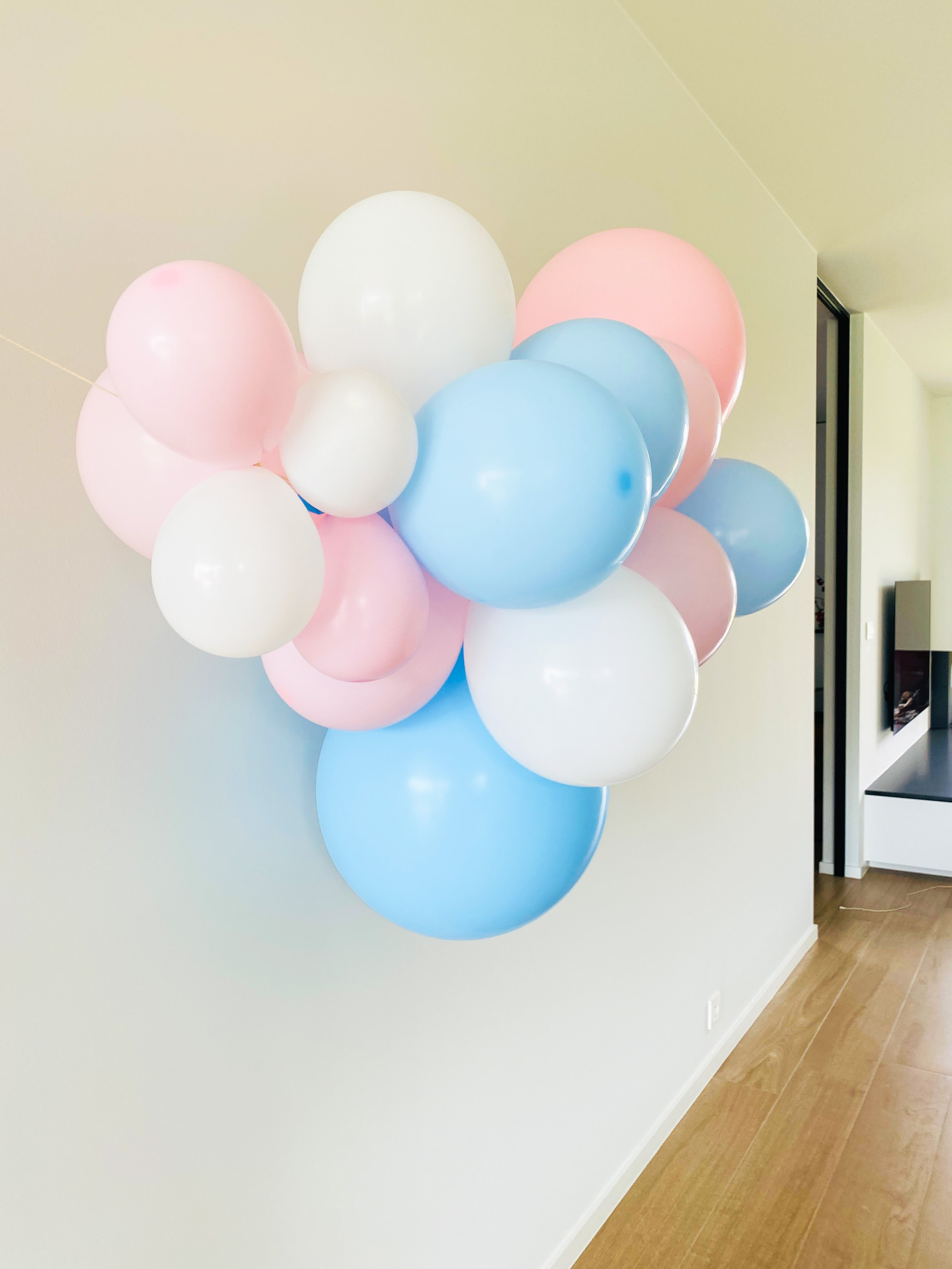 Ballonslinger ballonnenboog roze blauw wit als feestdecoratie baby