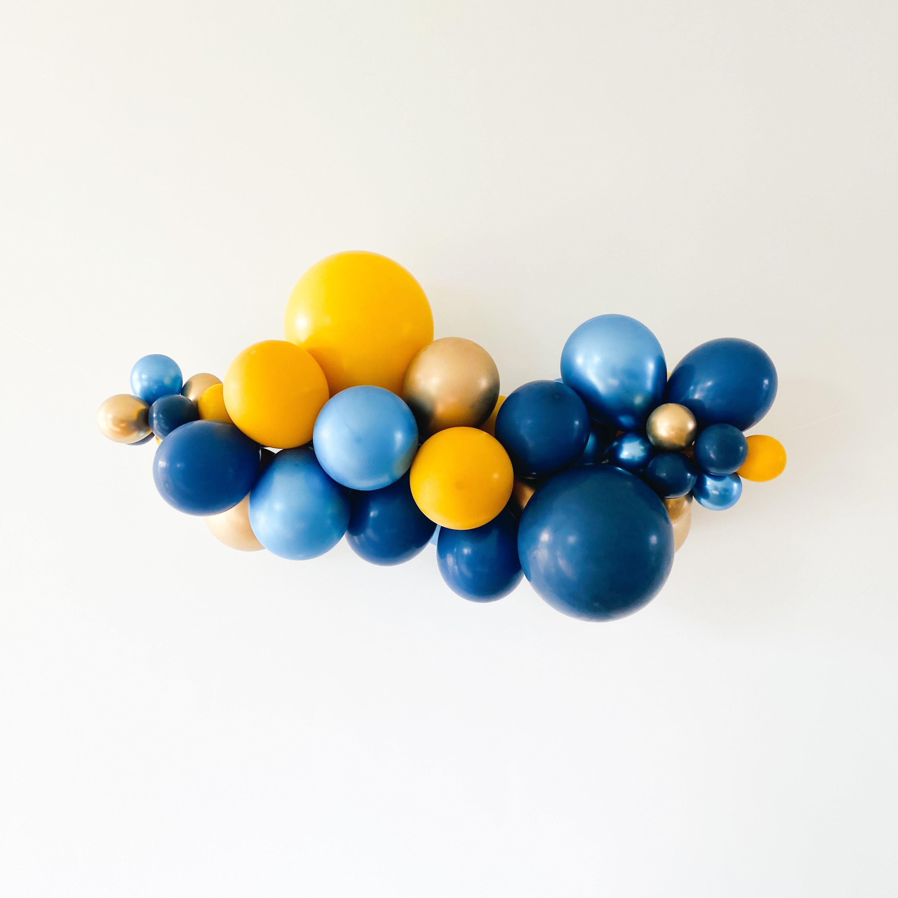 Ballonslinger ballonnenboog oker geel blauw goud als feestdecoratie