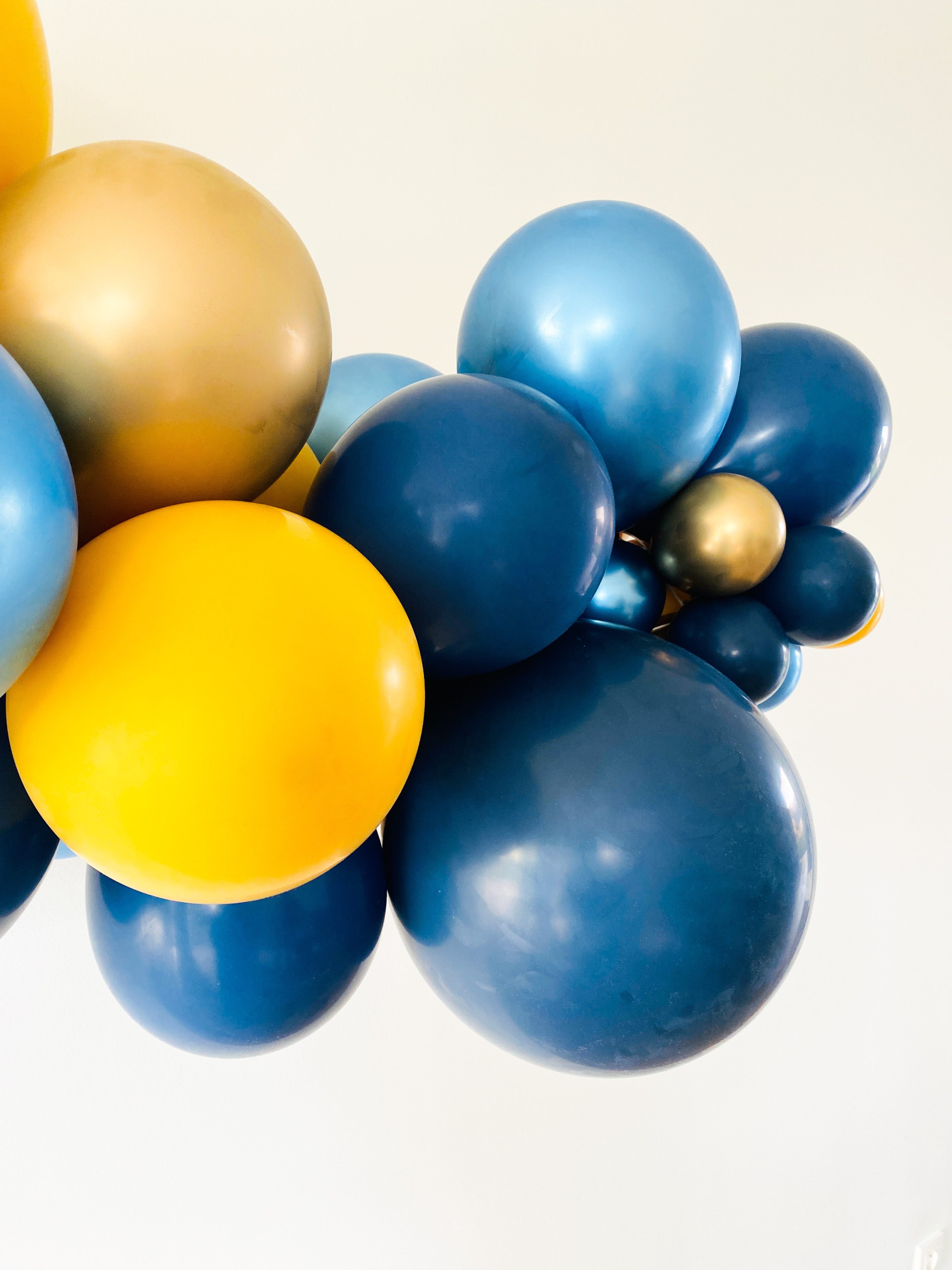 Ballonslinger ballonnenboog oker geel blauw goud als feestdecoratie