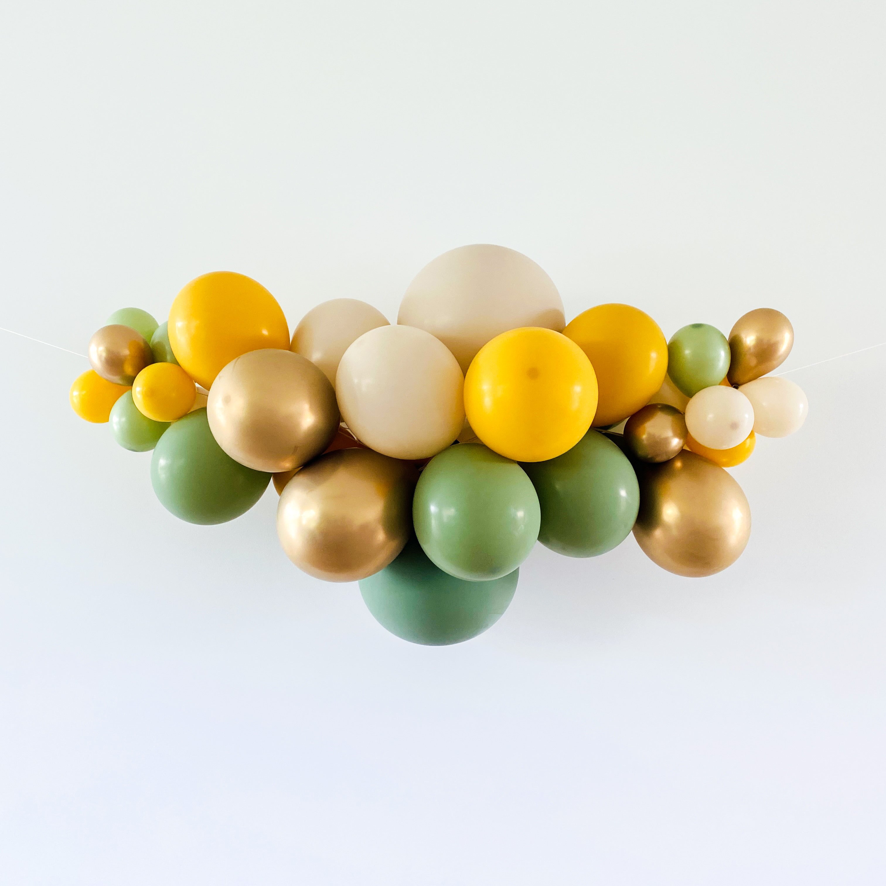 Ballonslinger ballonnenboog mosterd geel eucalyptus groen zand goud als feestdecoratie