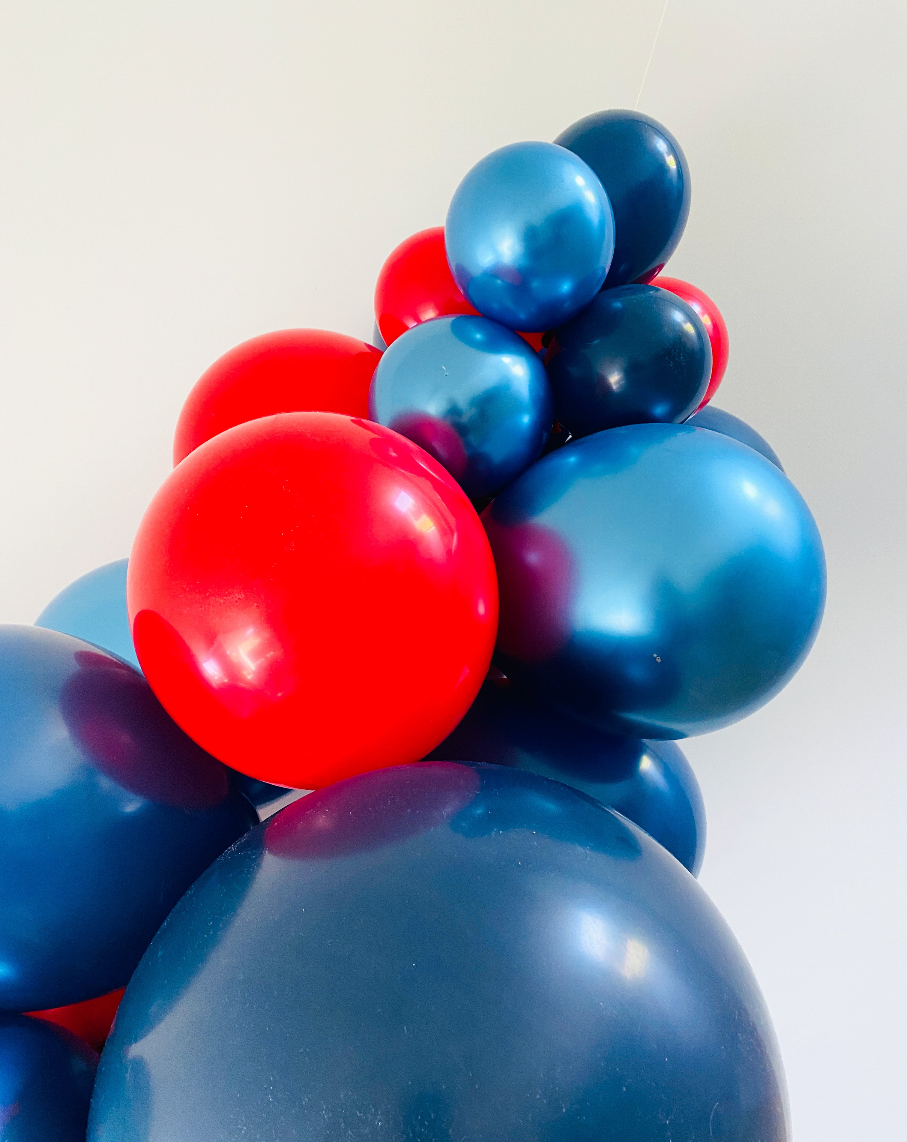 Ballonslinger ballonnenboog rood blauw metallic als feestdecoratie verjaardag spiderman superhero superhelden