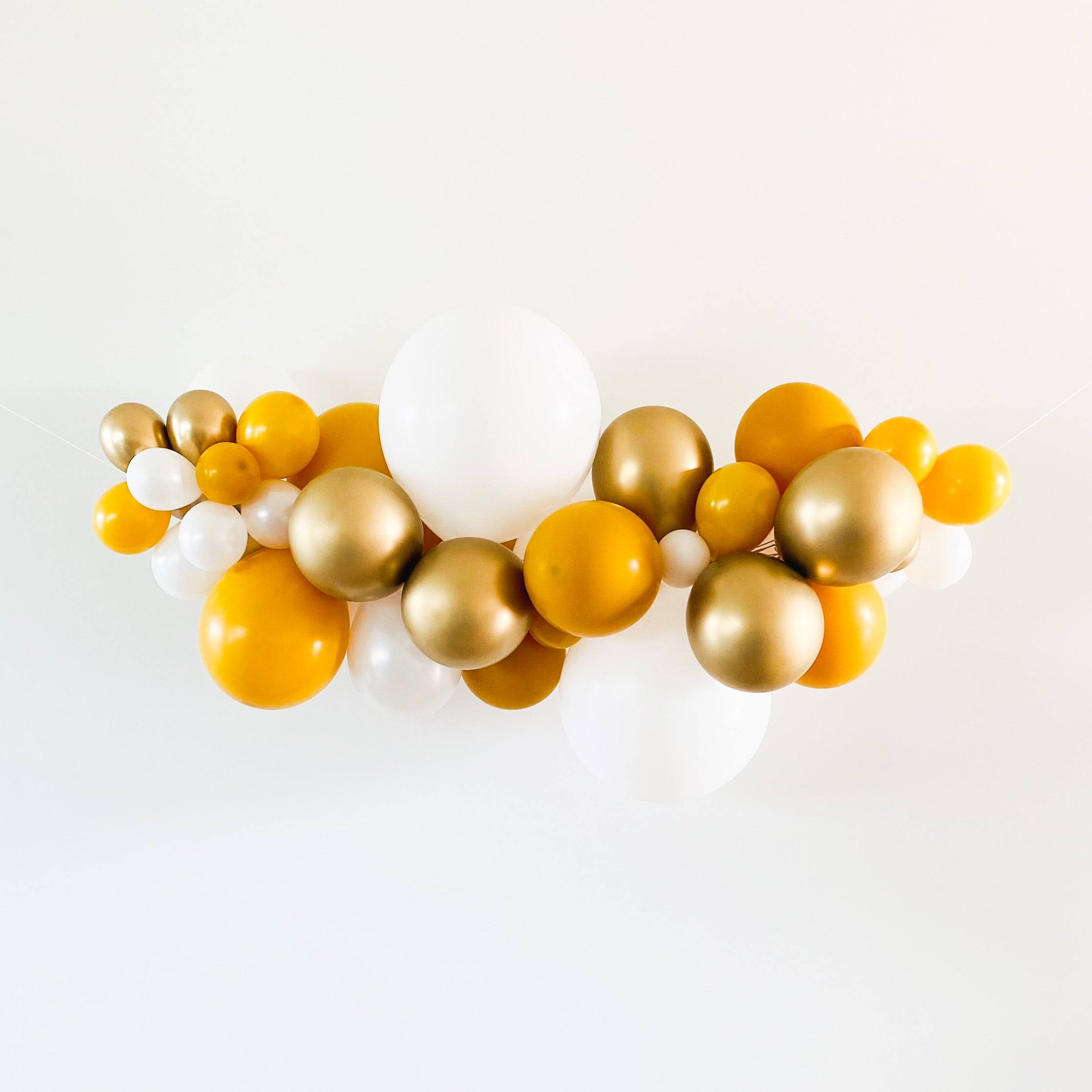 Ballonslinger ballonnenboog oker geel honing goud wit als feestdecoratie