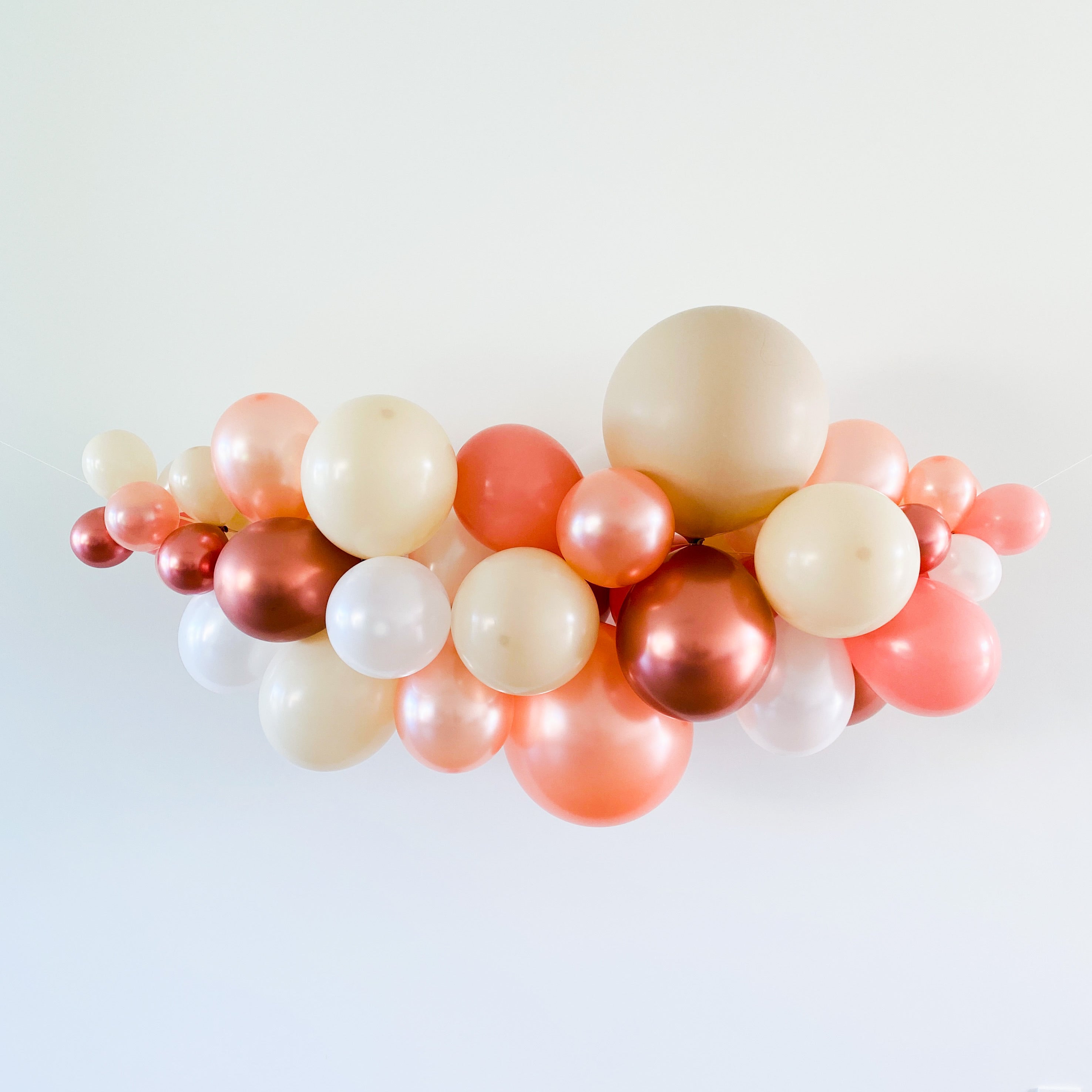 Ballonslinger ballonnenboog roze rosé zand wit brons als feestdecoratie