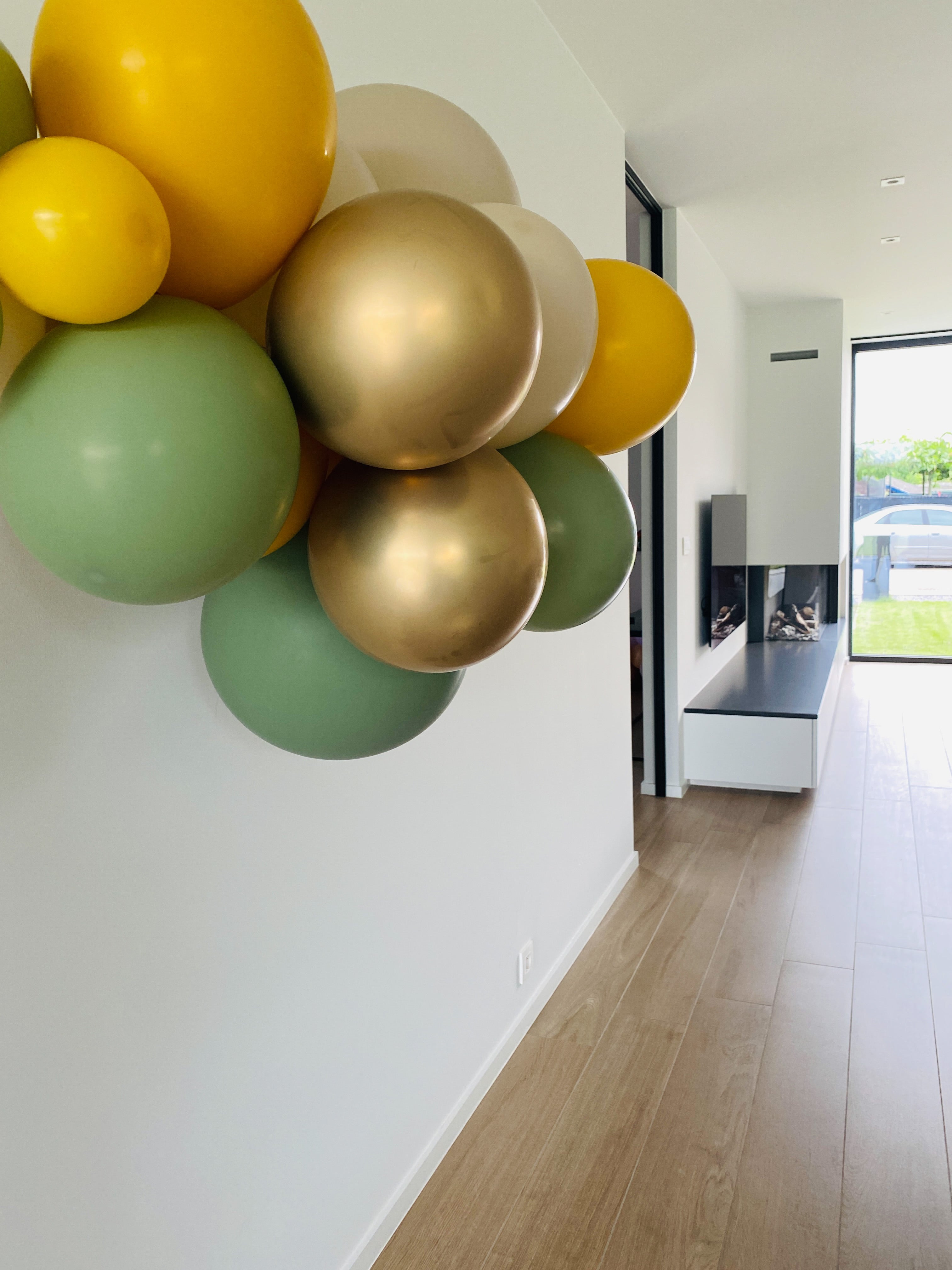 Ballonslinger ballonnenboog mosterd geel eucalyptus groen zand goud als feestdecoratie