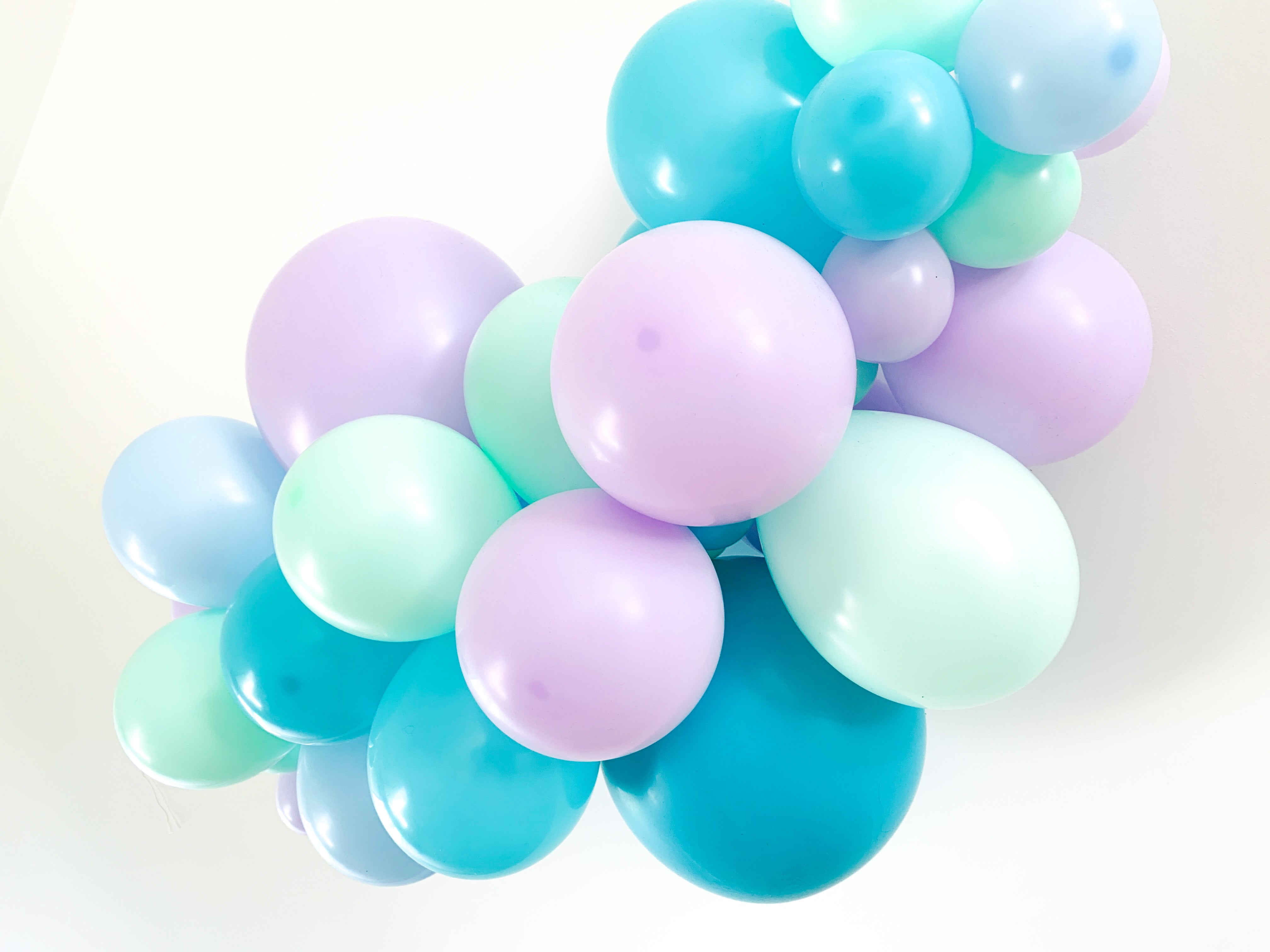 Ballonslinger ballonnenboog blauw groen paars aqua pastel als feestdecoratie